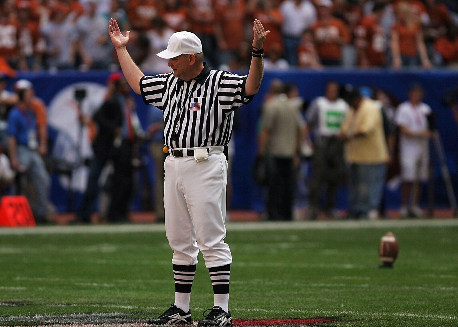 Canon EOS 20D sample photo. Referee, american football, game photography