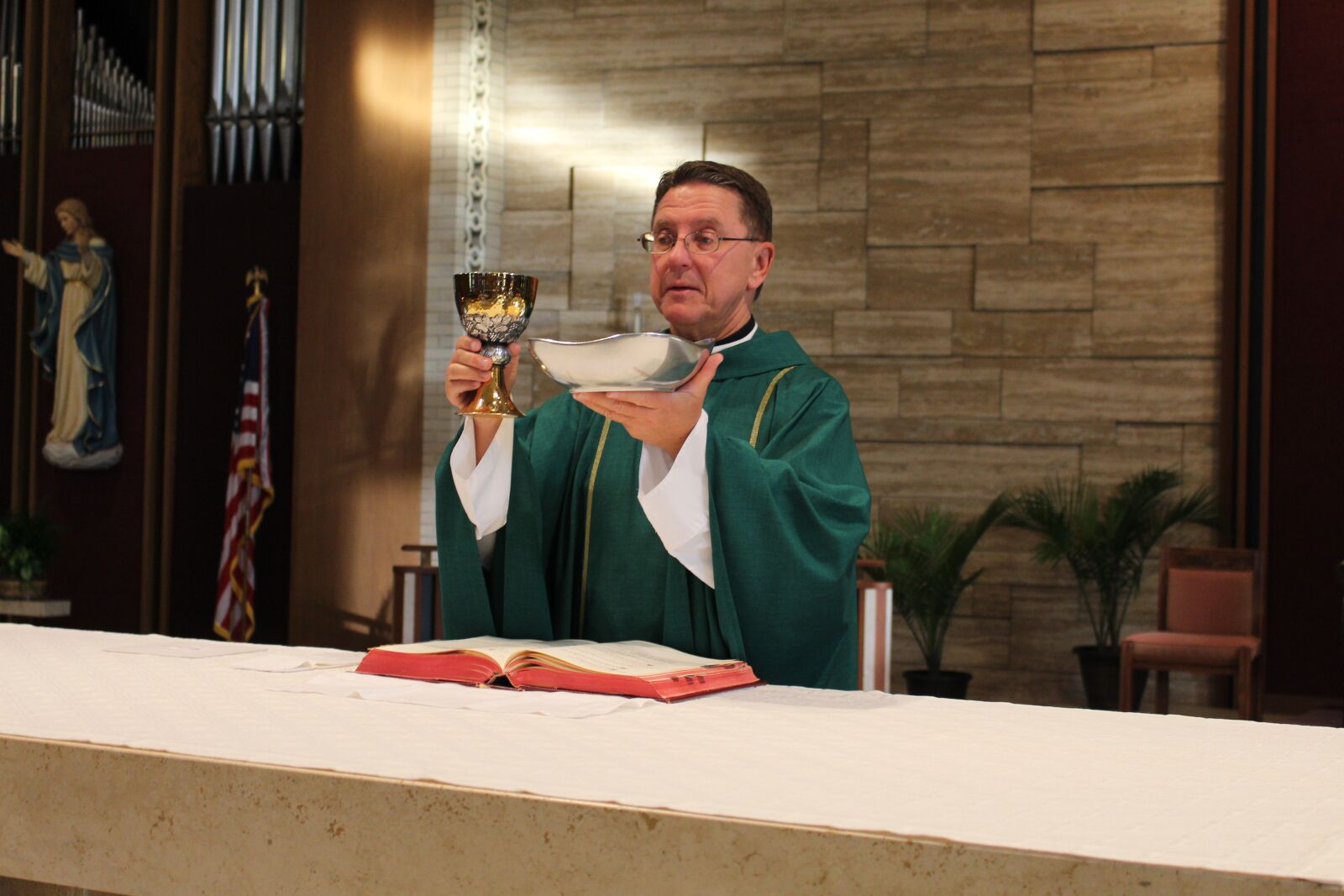 Canon EOS 700D (EOS Rebel T5i / EOS Kiss X7i) sample photo. Consecration, priest, catholic photography