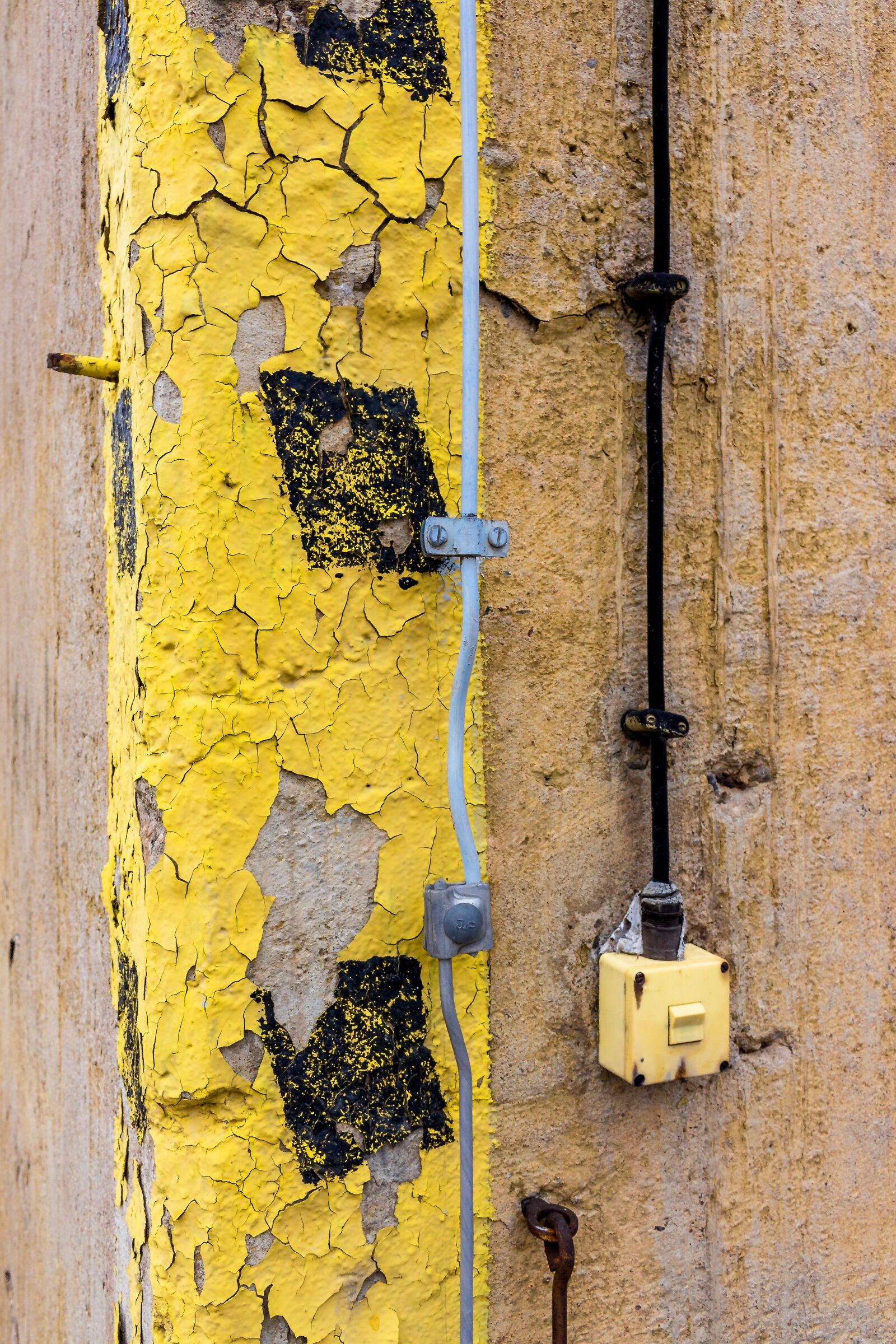 Canon EOS 700D (EOS Rebel T5i / EOS Kiss X7i) sample photo. Yellow, black, wall photography