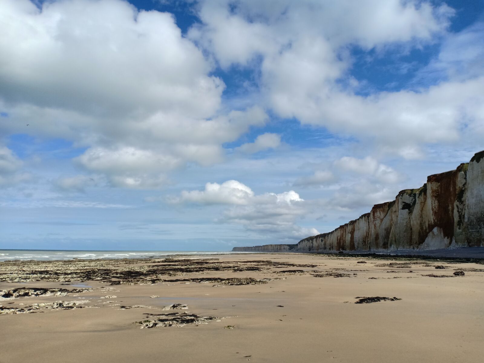 OPPO F7 sample photo. Beach, chalk cliffs, clouds photography