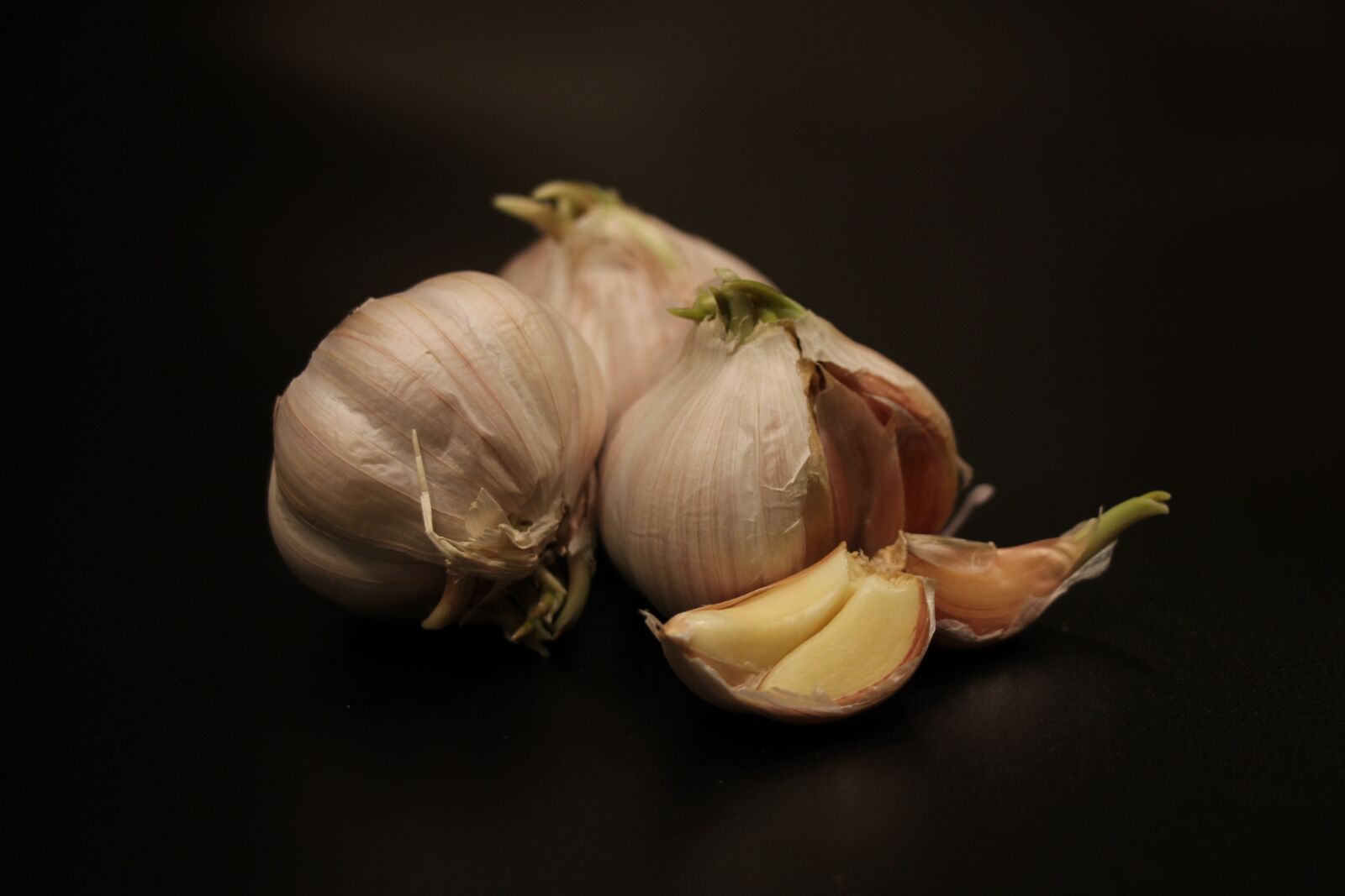 Canon EOS 550D (EOS Rebel T2i / EOS Kiss X4) sample photo. Garlic, black, still life photography