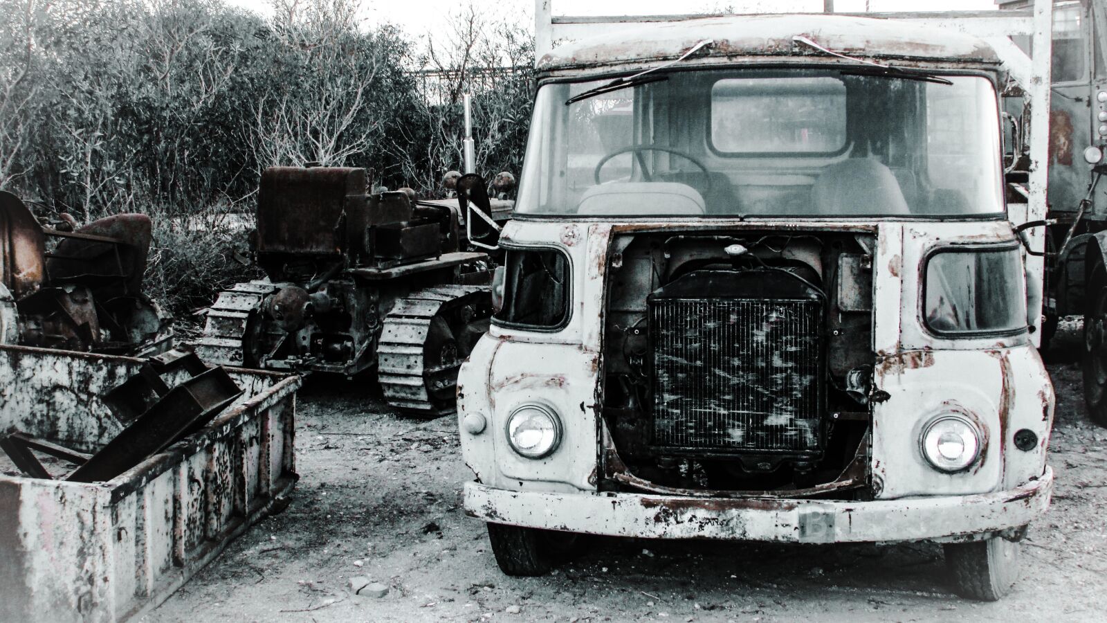 Canon PowerShot SX400 IS sample photo. Truck, old, rusty photography
