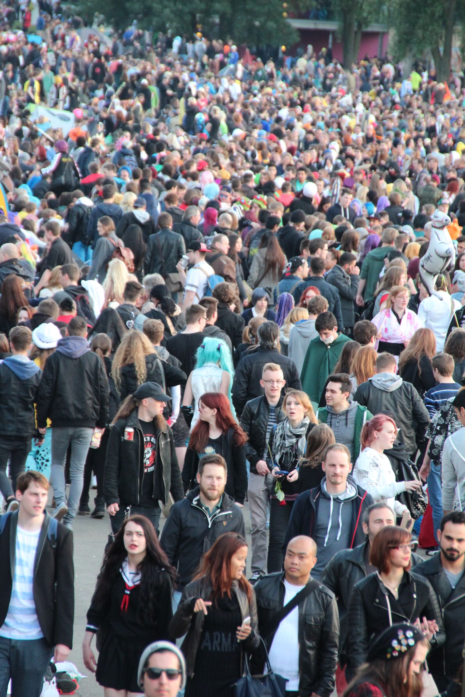 Canon EOS 600D (Rebel EOS T3i / EOS Kiss X5) sample photo. Crowd, overpopulation, chaos photography