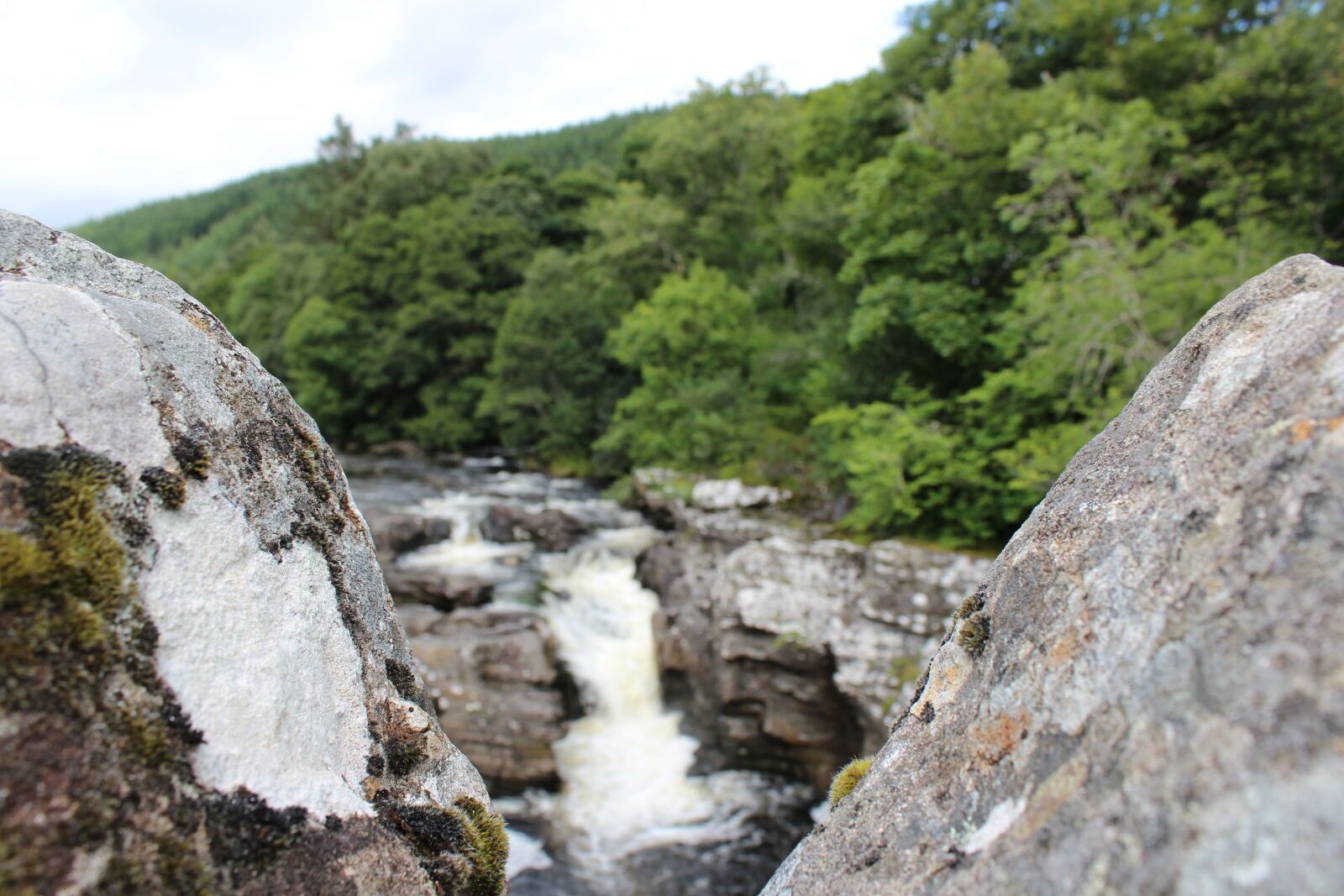 Canon EOS 600D (Rebel EOS T3i / EOS Kiss X5) sample photo. Between, the, rocks, foreground photography