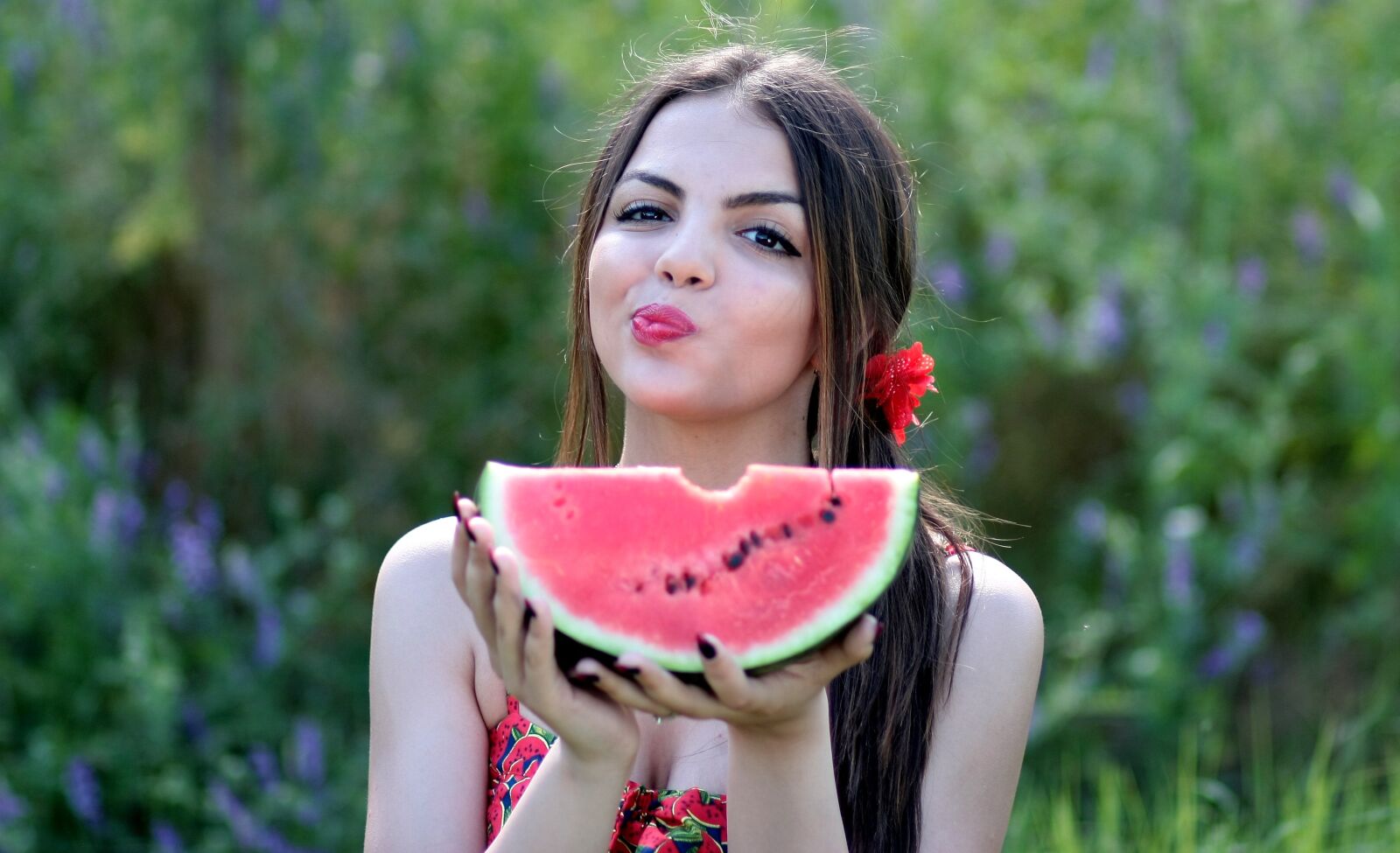 Canon EOS 450D (EOS Rebel XSi / EOS Kiss X2) sample photo. Girl, melon, red photography