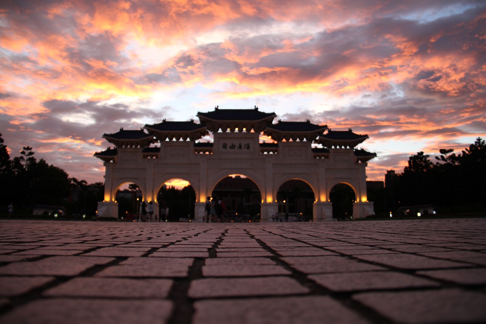 Canon EOS 7D sample photo. Freedom square, burning clouds photography