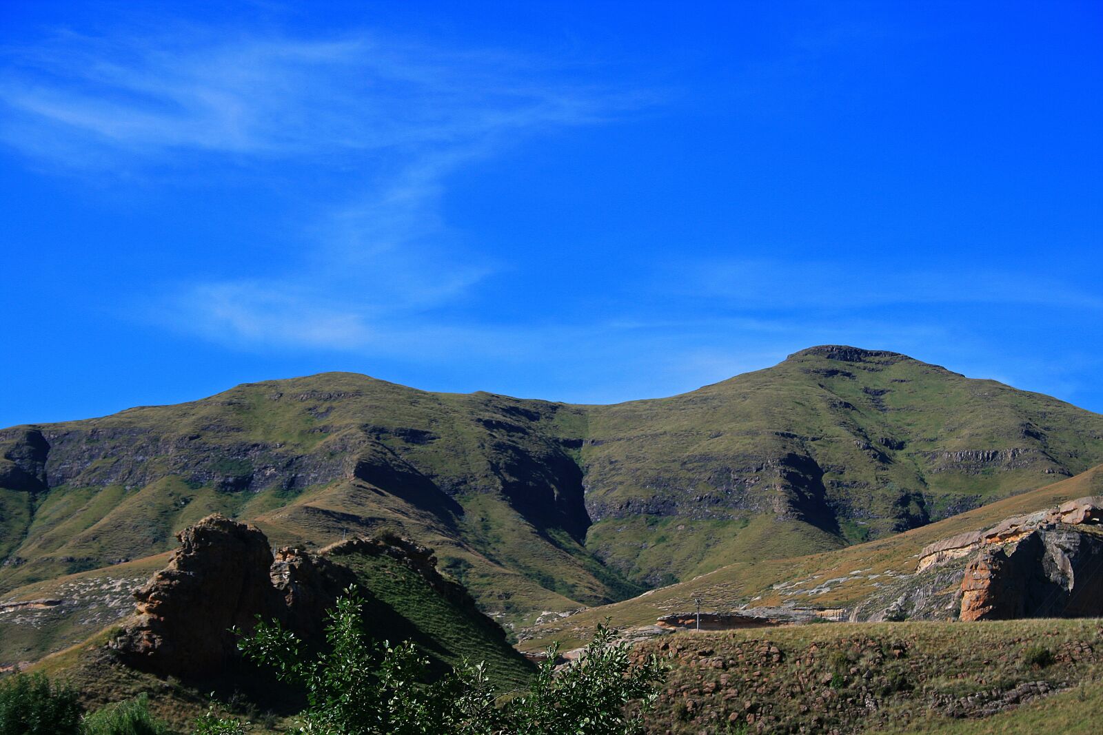 Canon EOS 400D (EOS Digital Rebel XTi / EOS Kiss Digital X) sample photo. Mountain with saddle back photography