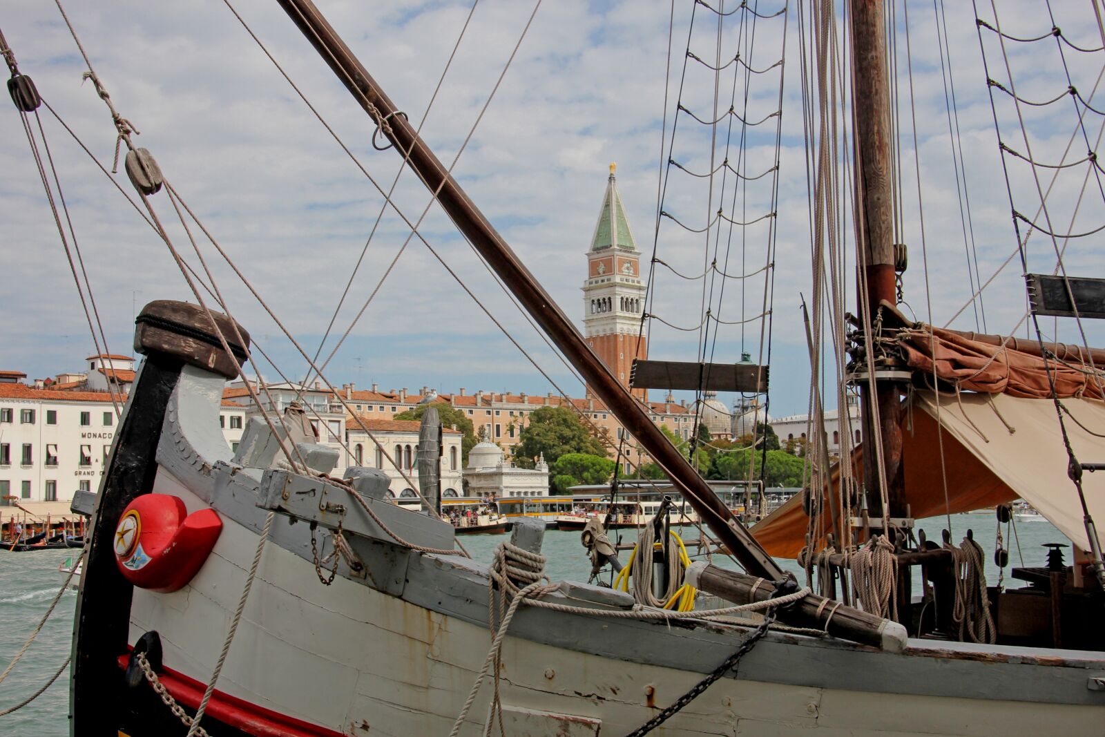 Canon EOS 60D sample photo. Venice, ship, city photography