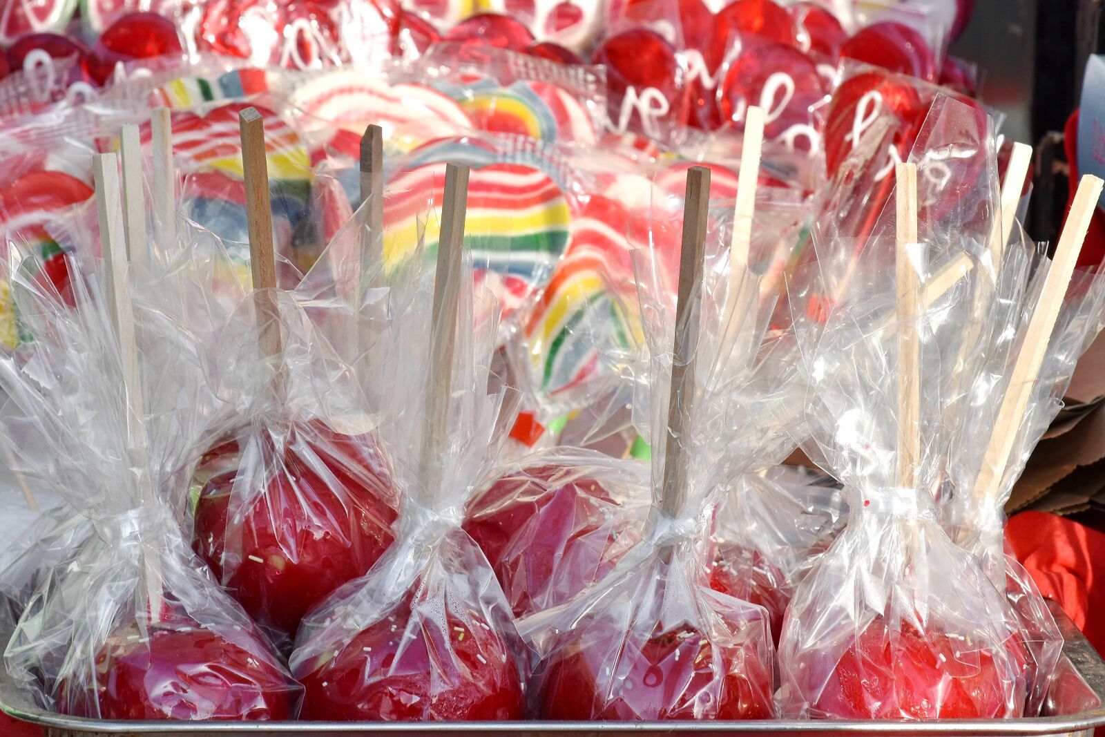Nikon D5500 sample photo. Apples, gelatin, red, sticks photography