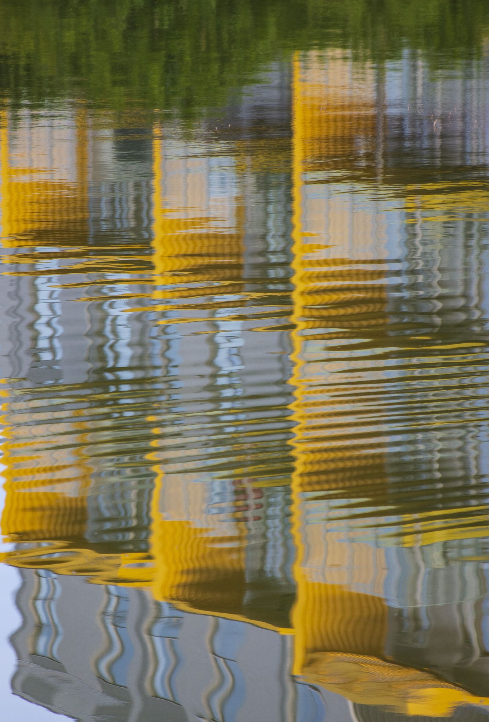 Canon EOS 700D (EOS Rebel T5i / EOS Kiss X7i) + Canon EF 70-300 F4-5.6 IS II USM sample photo. Reflections, water, yellow photography