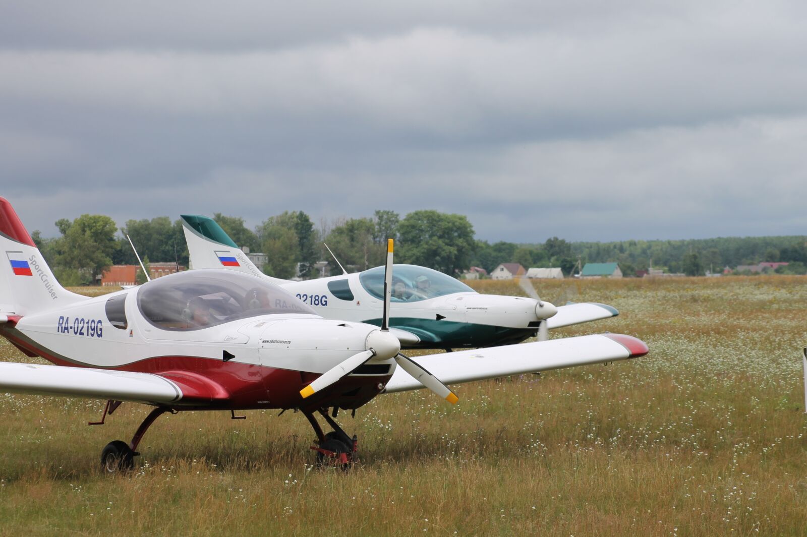 Canon EOS 1100D (EOS Rebel T3 / EOS Kiss X50) sample photo. Plane, easy, field photography