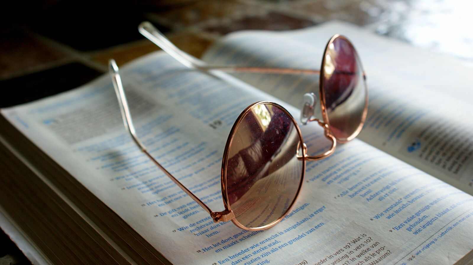 Sony Alpha DSLR-A350 sample photo. Glasses, retro, read photography
