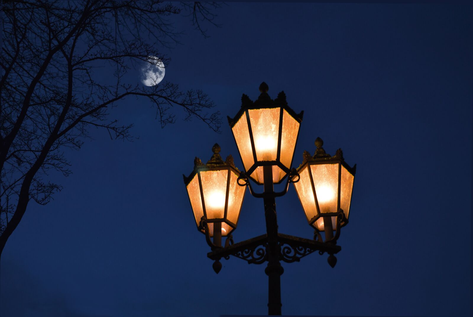 Nikon D3200 sample photo. Street lamp, historically, light photography