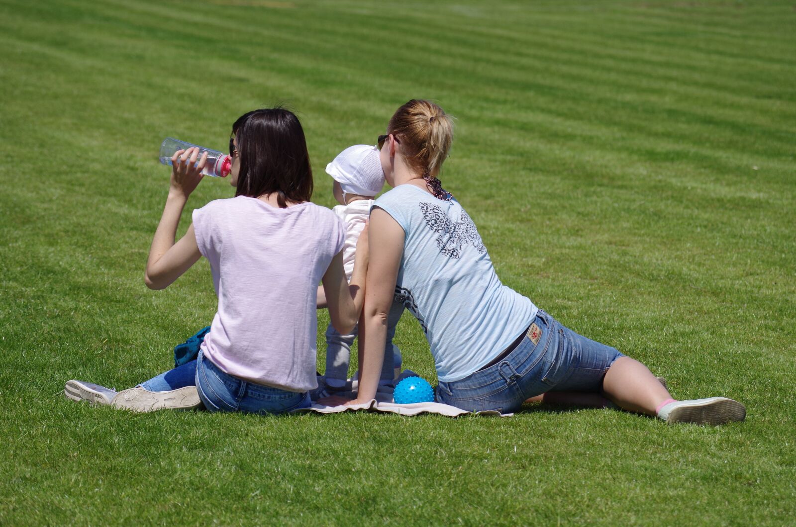 Pentax K-500 sample photo. Family, lawn, sit photography