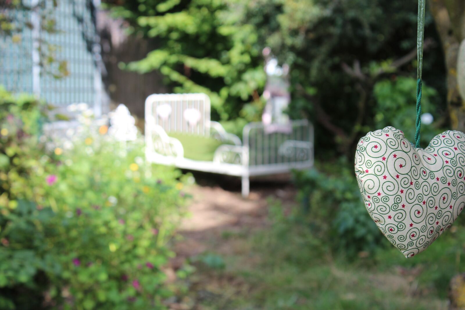 Canon EOS 600D (Rebel EOS T3i / EOS Kiss X5) sample photo. Dreams, bed, garden photography