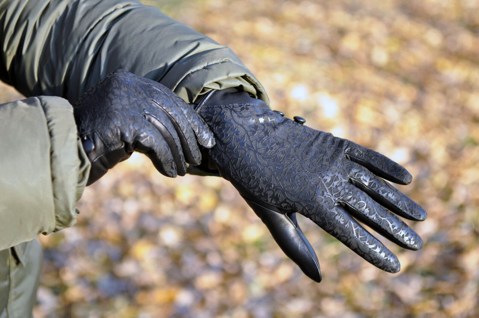 Nikon D90 sample photo. Hand, gloves, leather gloves photography