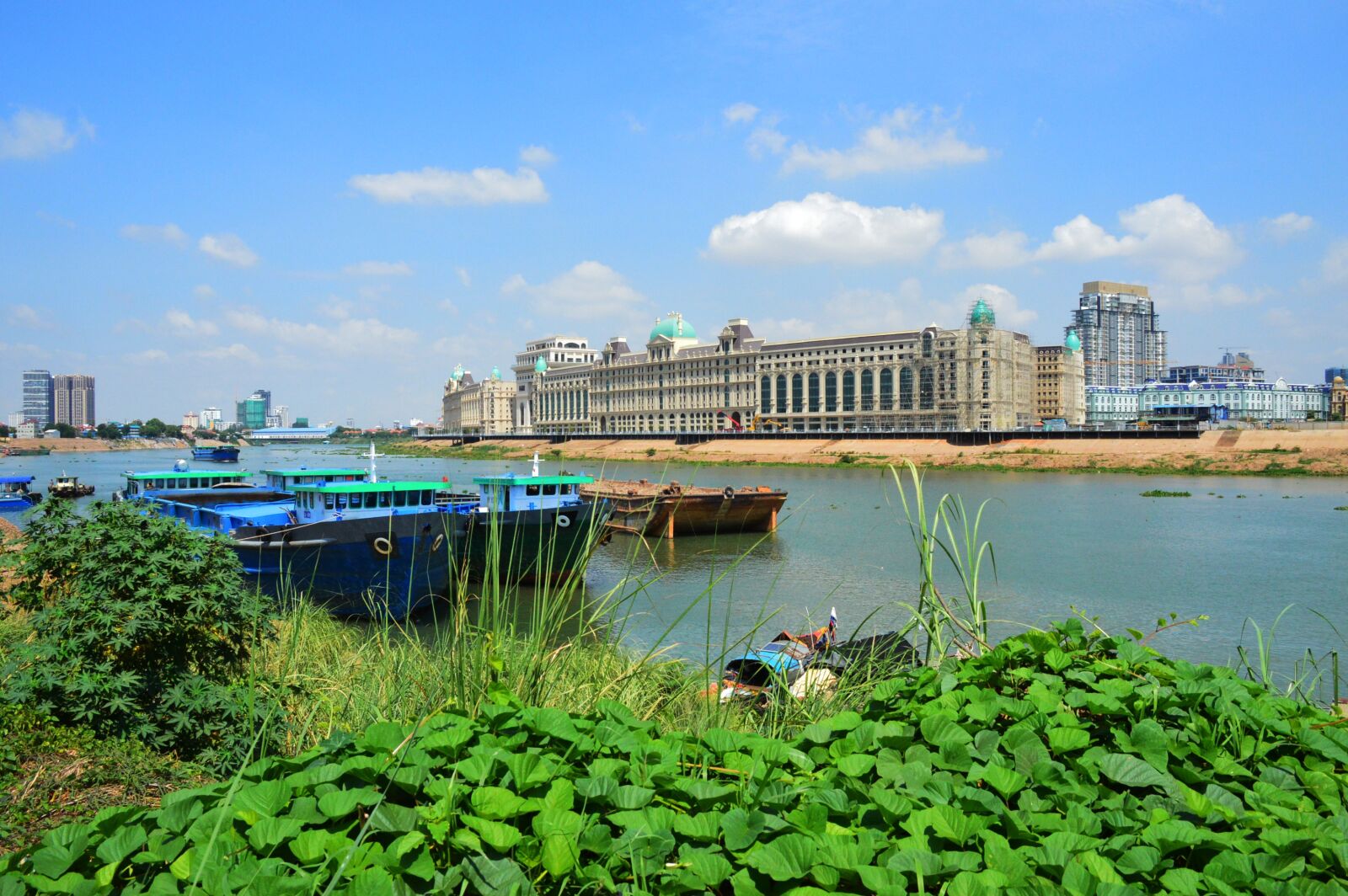 Nikon D3200 sample photo. The city, boats, wave photography
