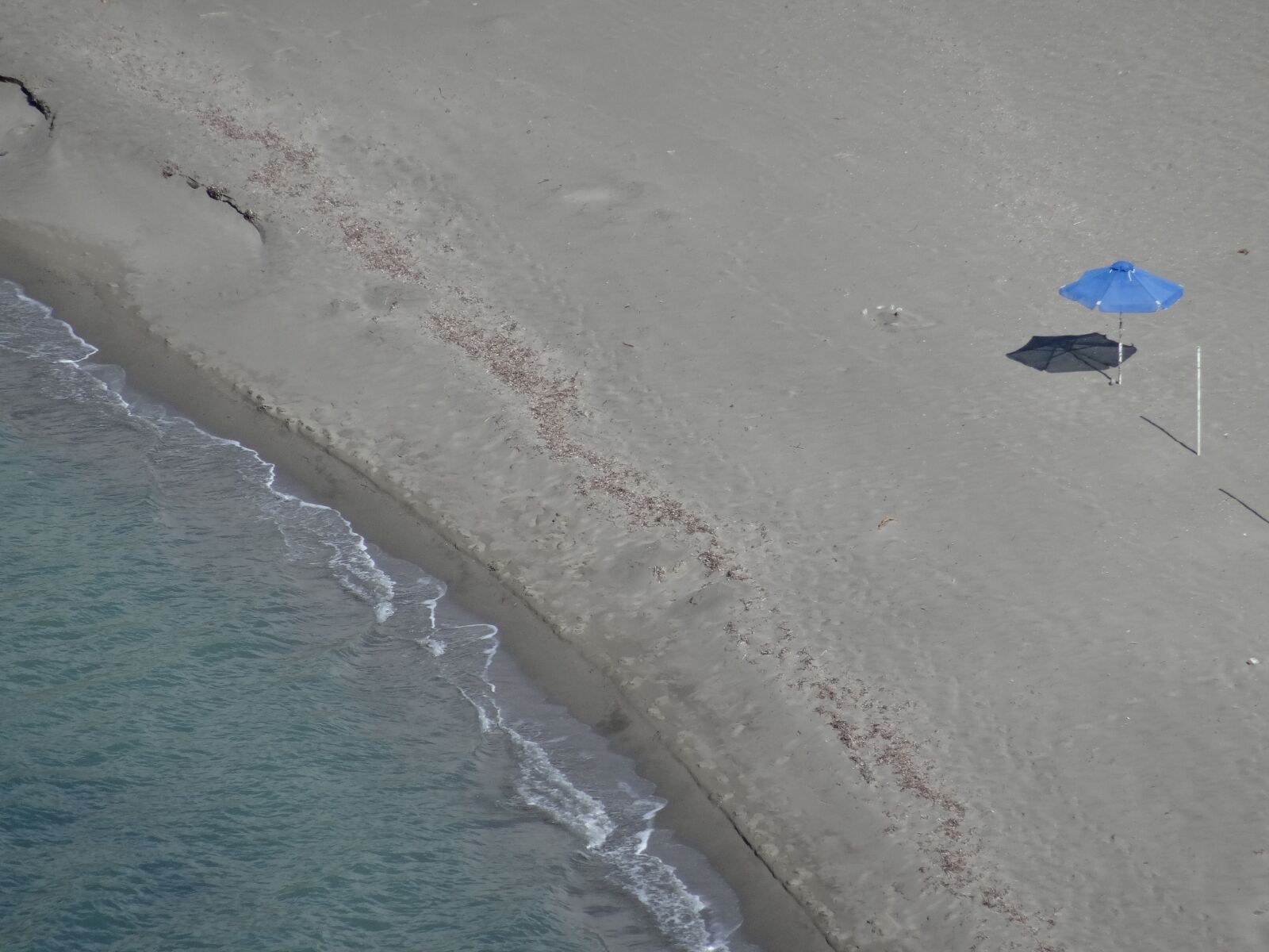 Sony Cyber-shot DSC-HX50V sample photo. Beach, lonely, parasol photography