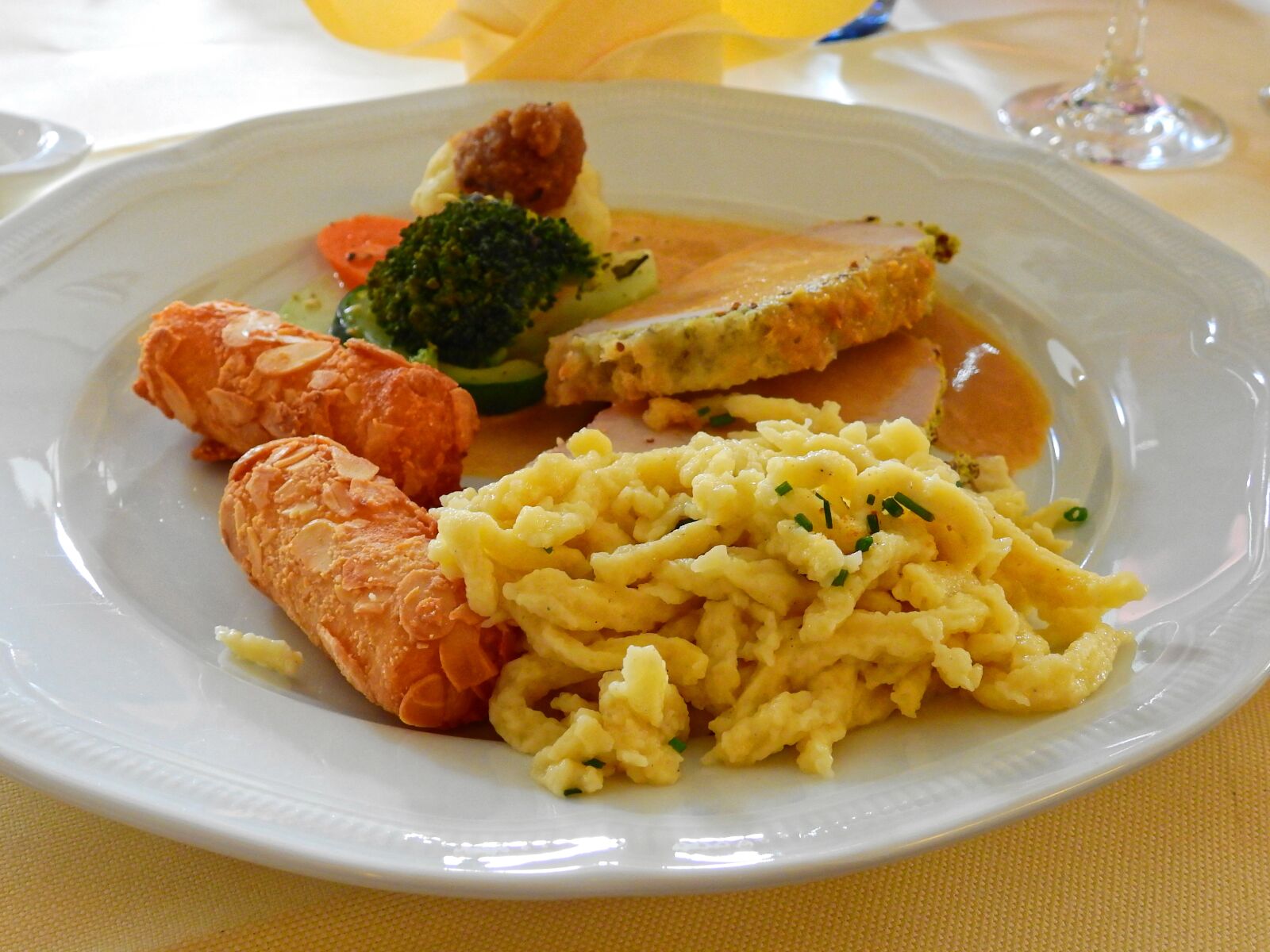 Nikon Coolpix P900 sample photo. Eat, dine, food photography