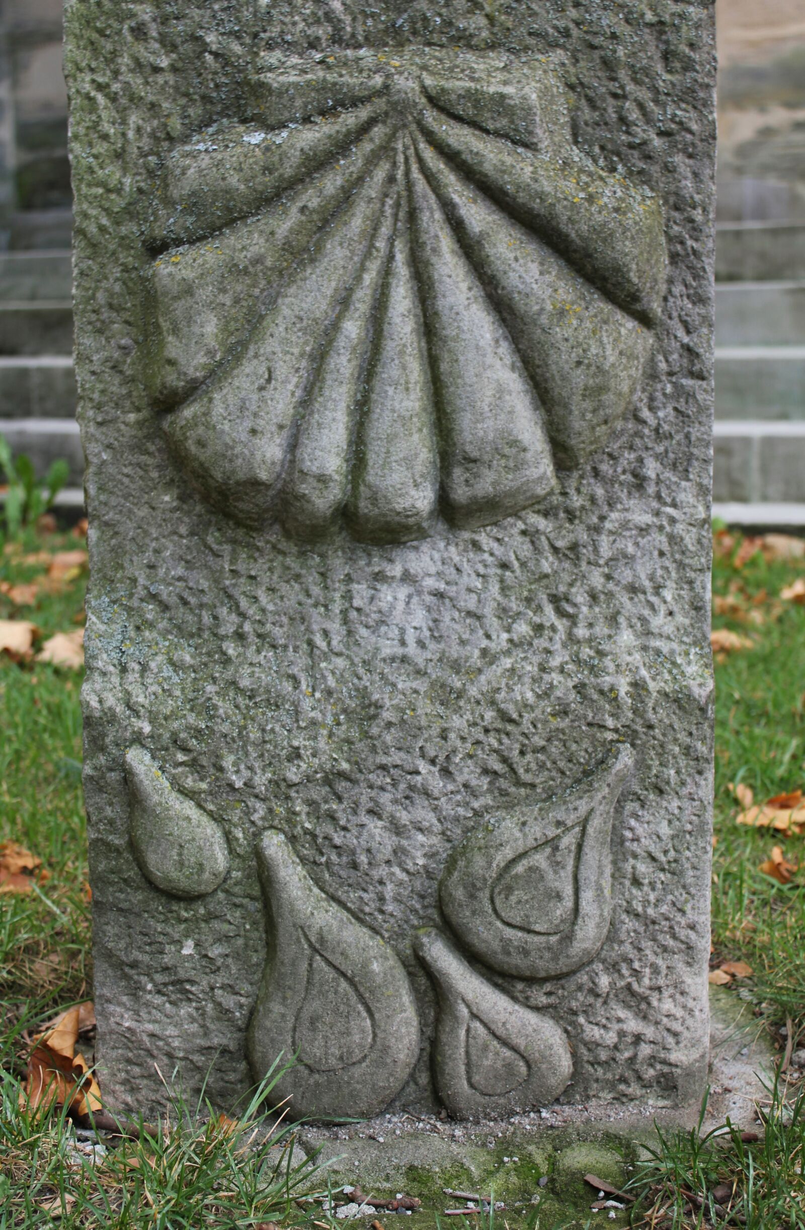 Canon EOS 550D (EOS Rebel T2i / EOS Kiss X4) sample photo. Scallop, memorial stone, hiking photography
