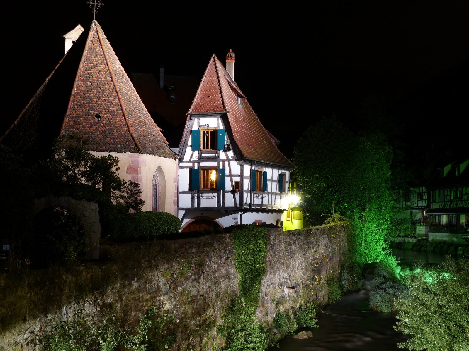 Panasonic Lumix DMC-FZ200 sample photo. Truss, house, wine photography