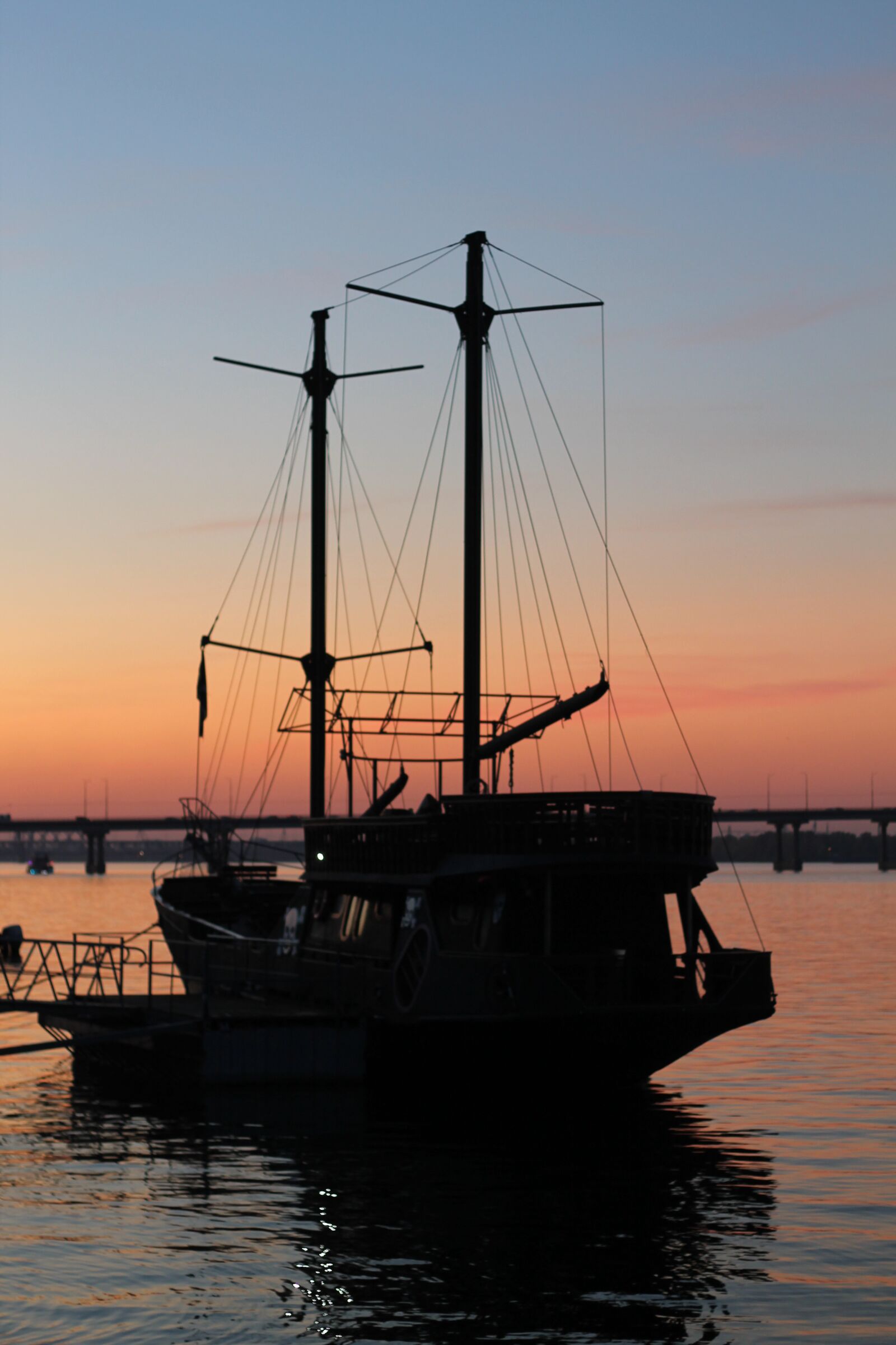 Canon EOS 1100D (EOS Rebel T3 / EOS Kiss X50) + Canon EF 50mm F1.8 II sample photo. Ship, sunset, river photography