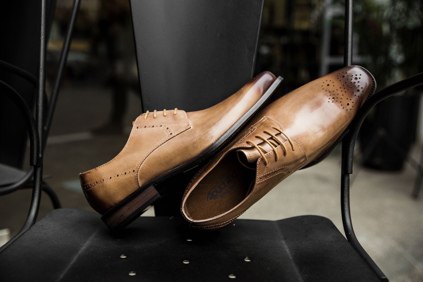 Canon EF 24-70mm F2.8L II USM sample photo. Shoes men, shoe, shine photography
