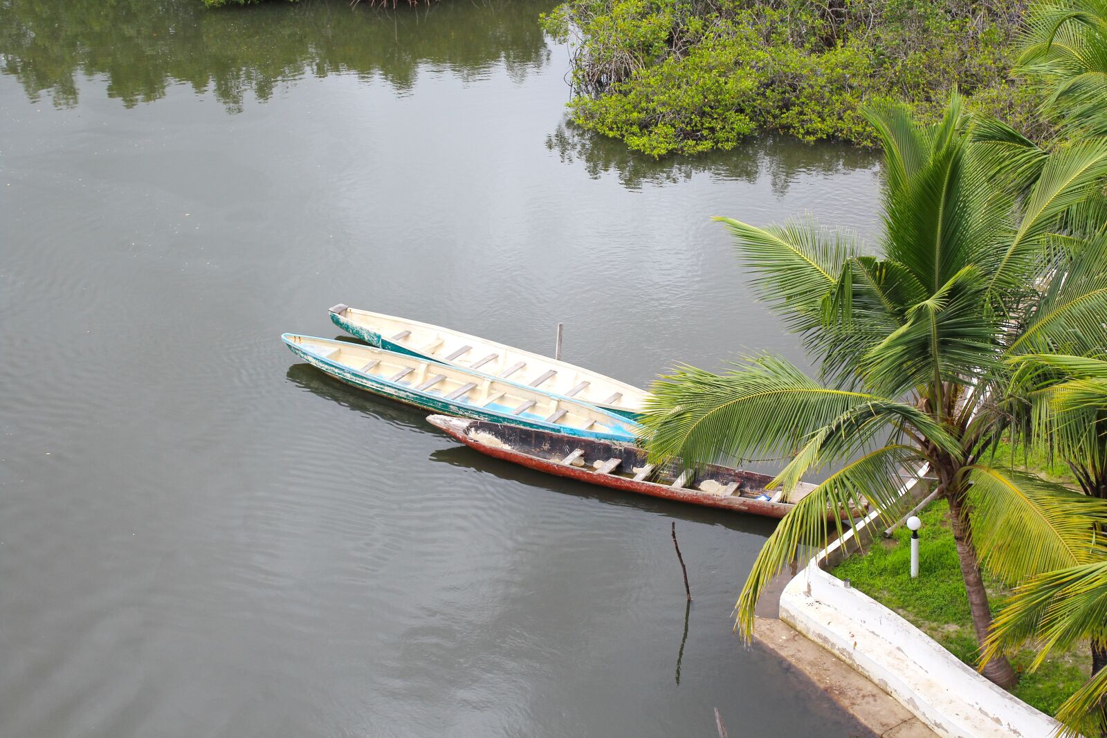 Canon EOS 600D (Rebel EOS T3i / EOS Kiss X5) sample photo. River boats, tropics, river photography