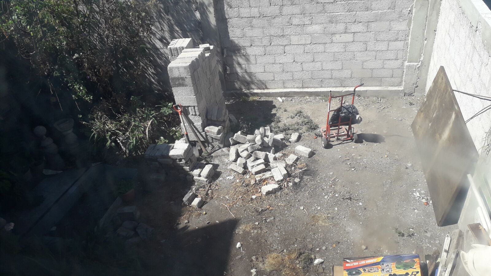 Samsung Galaxy J4 sample photo. Patio, barda, poverty photography