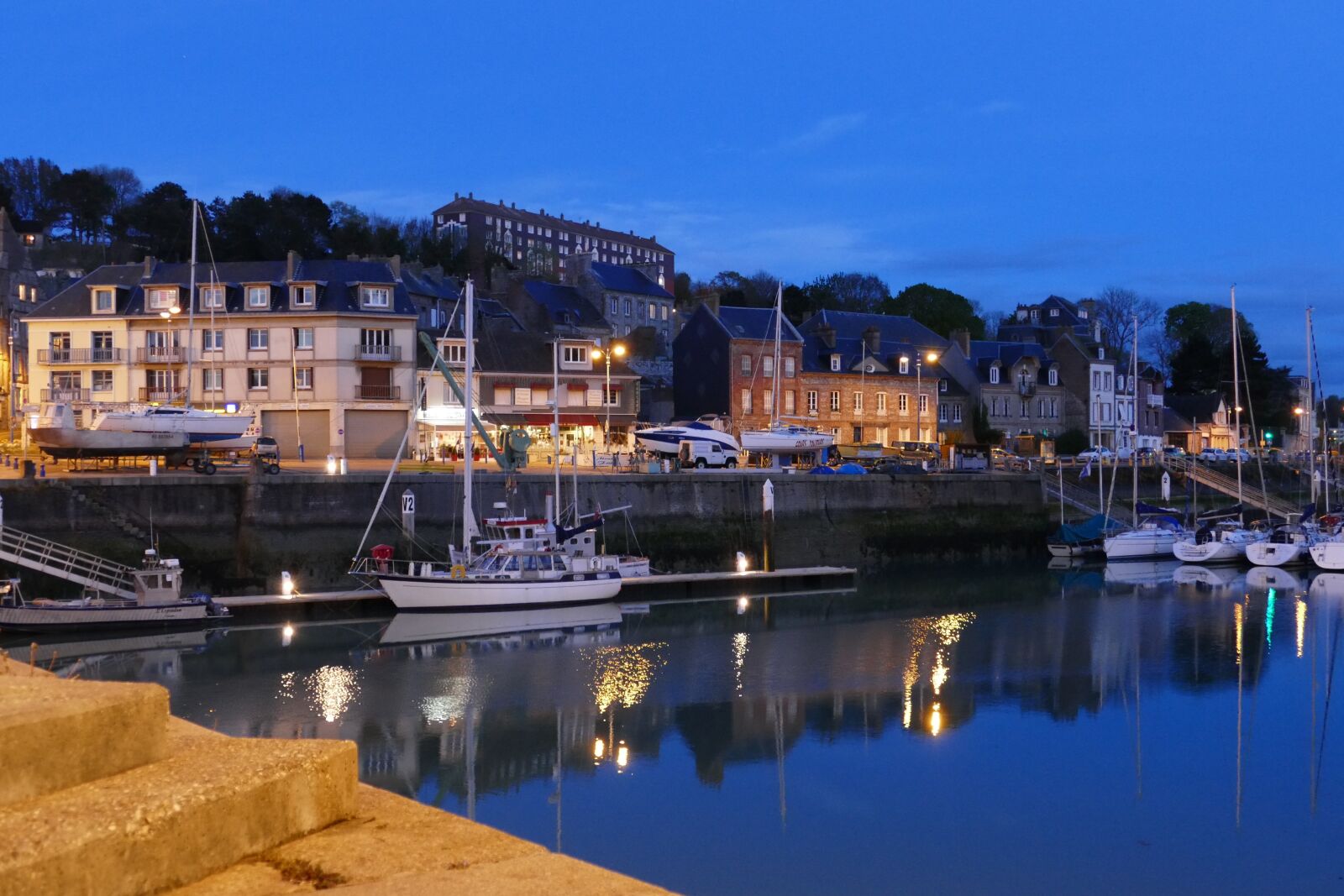 Panasonic Lumix DMC-FZ1000 sample photo. Evening, twilight, port photography