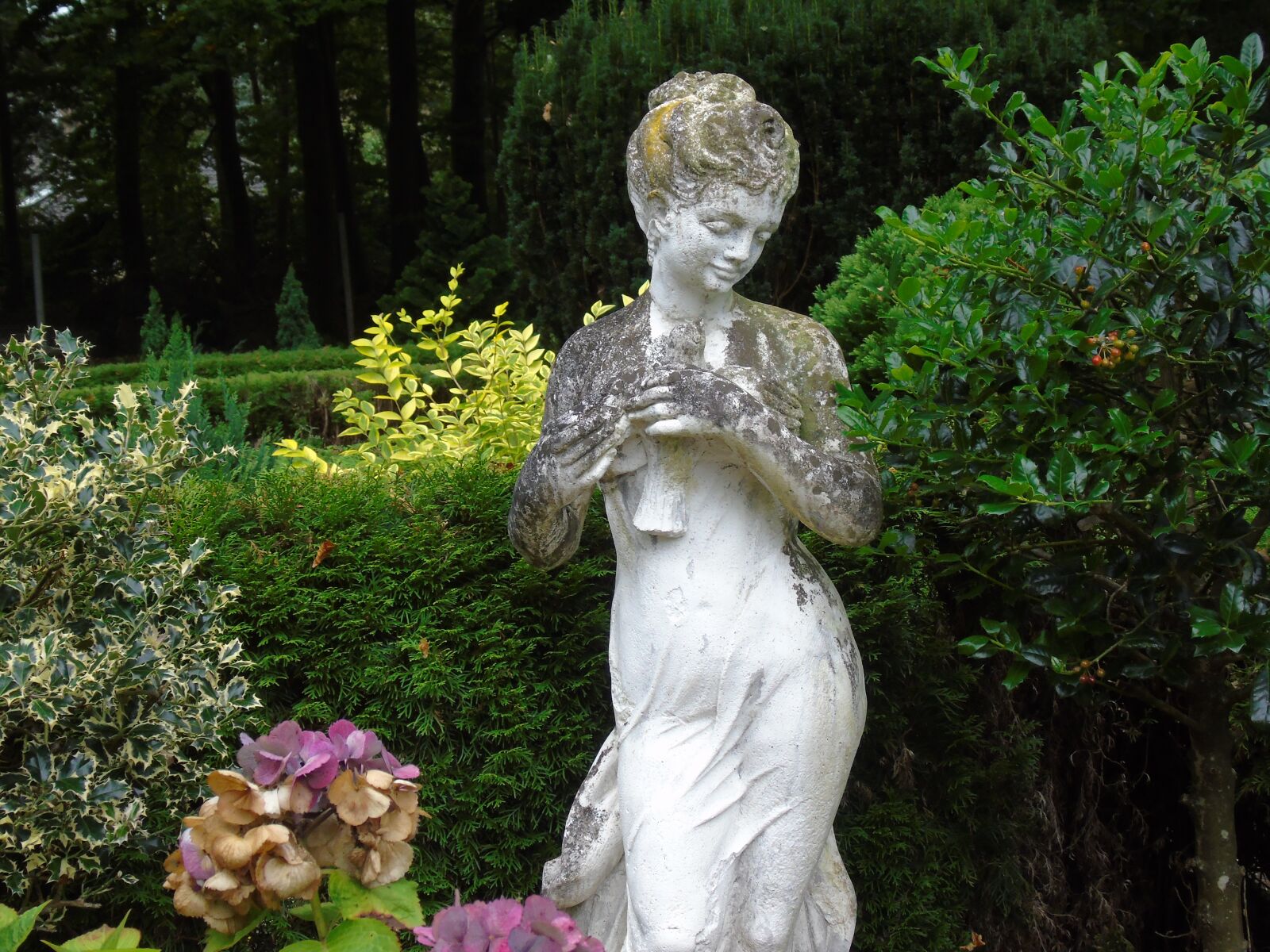 Sony Cyber-shot DSC-H400 sample photo. Cemetery, figure, sculpture photography