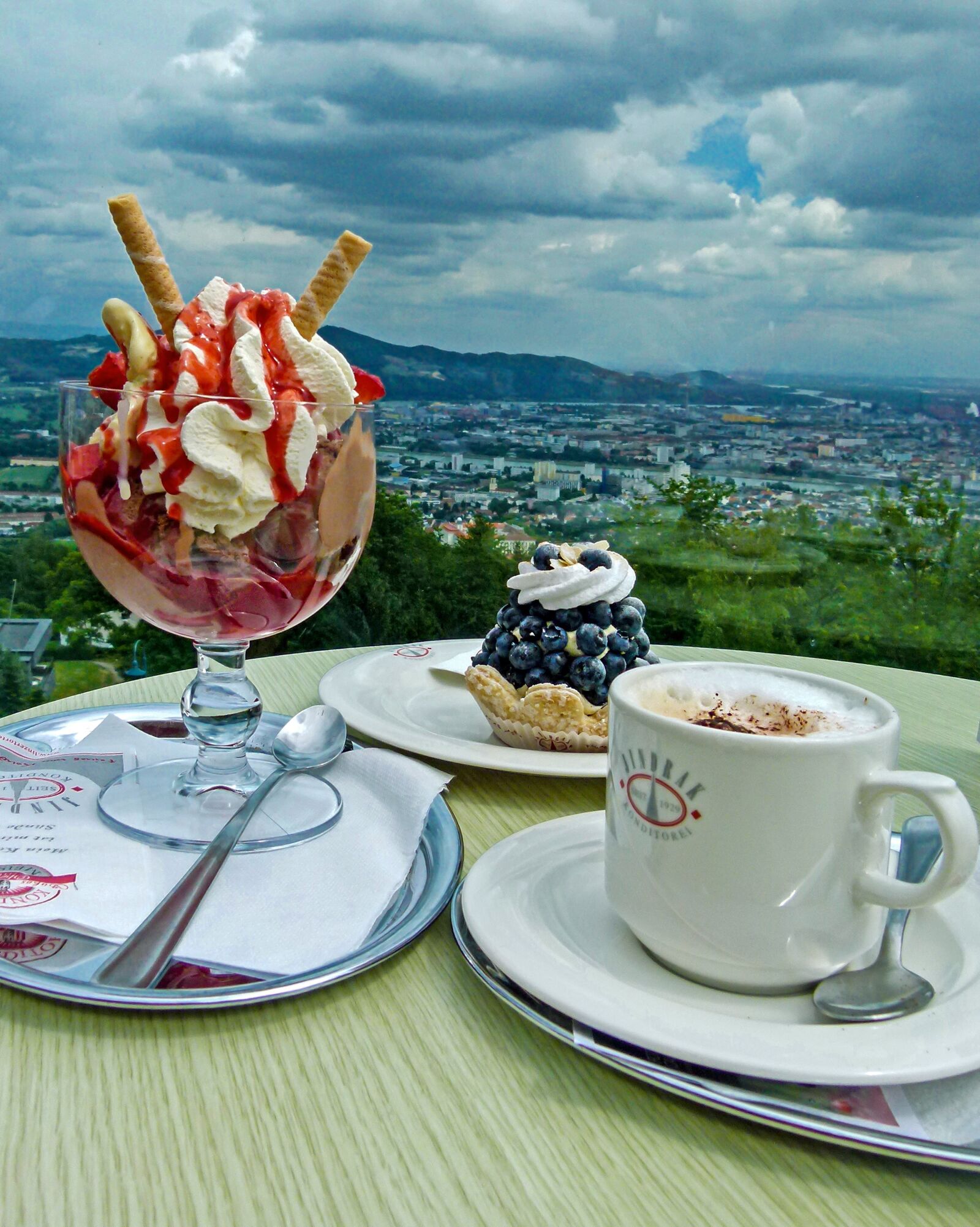 Panasonic Lumix DMC-FZ100 sample photo. Linz, austria, ice cream photography