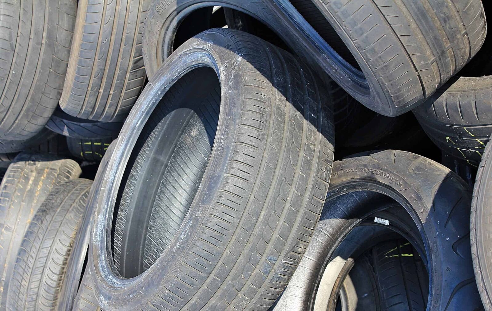 Canon EOS 550D (EOS Rebel T2i / EOS Kiss X4) sample photo. Wheel, tire, garbage, junkyard photography