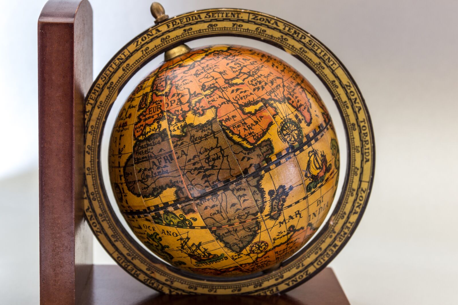 Canon EOS 600D (Rebel EOS T3i / EOS Kiss X5) sample photo. Globe, old, symbolism photography