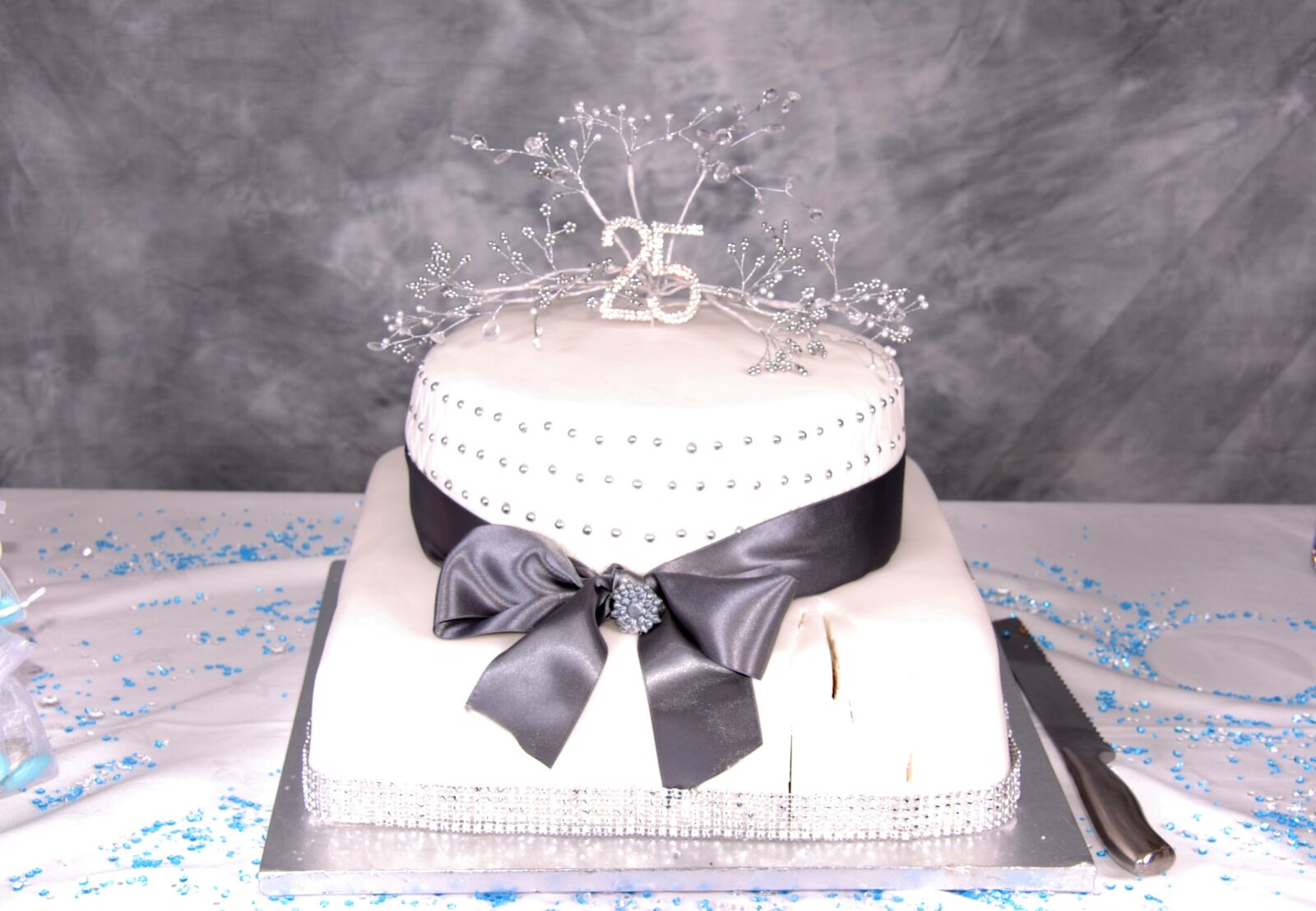 Nikon D200 sample photo. Bow, cake, celebration photography