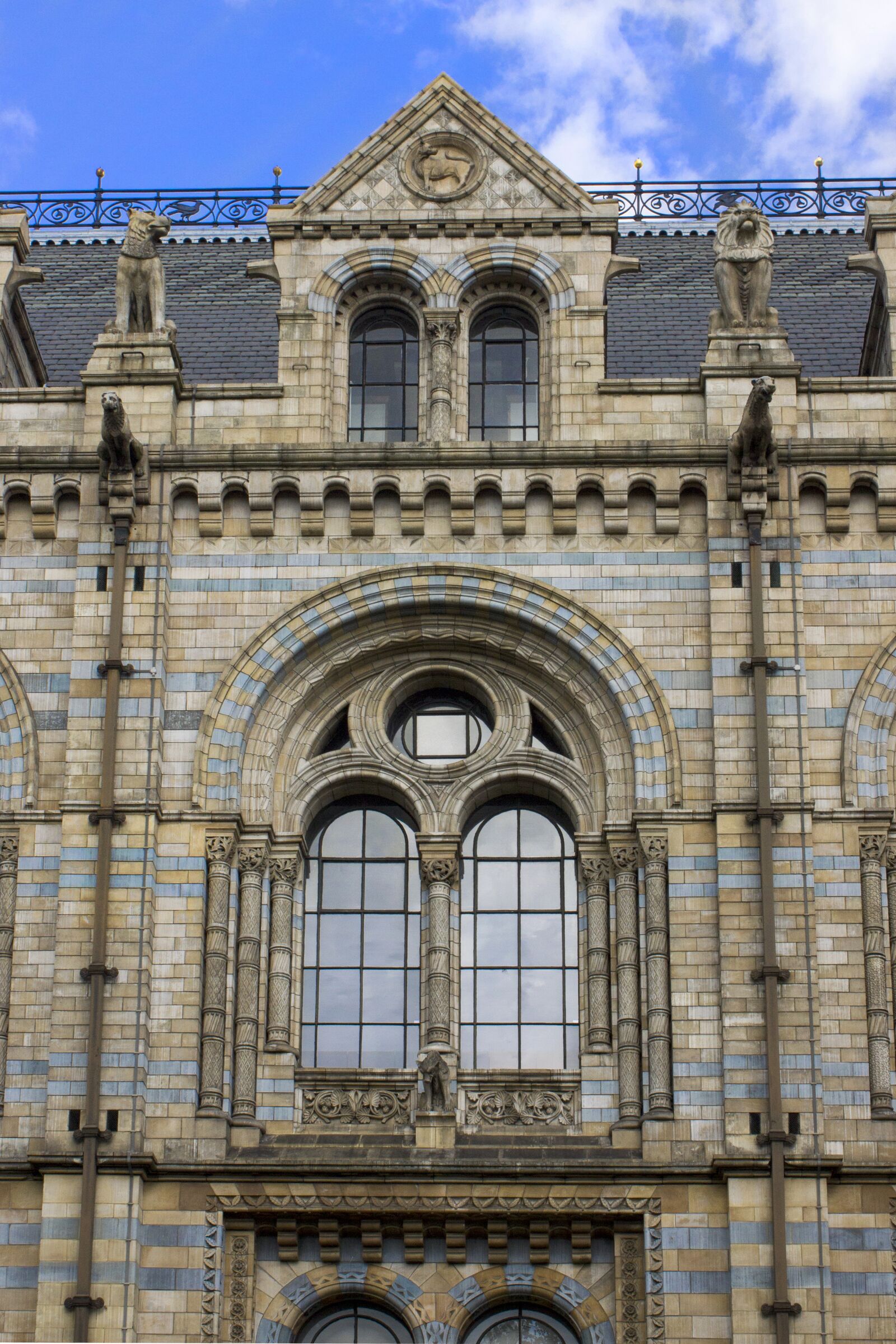 Canon EOS 550D (EOS Rebel T2i / EOS Kiss X4) sample photo. London, museum, architecture photography