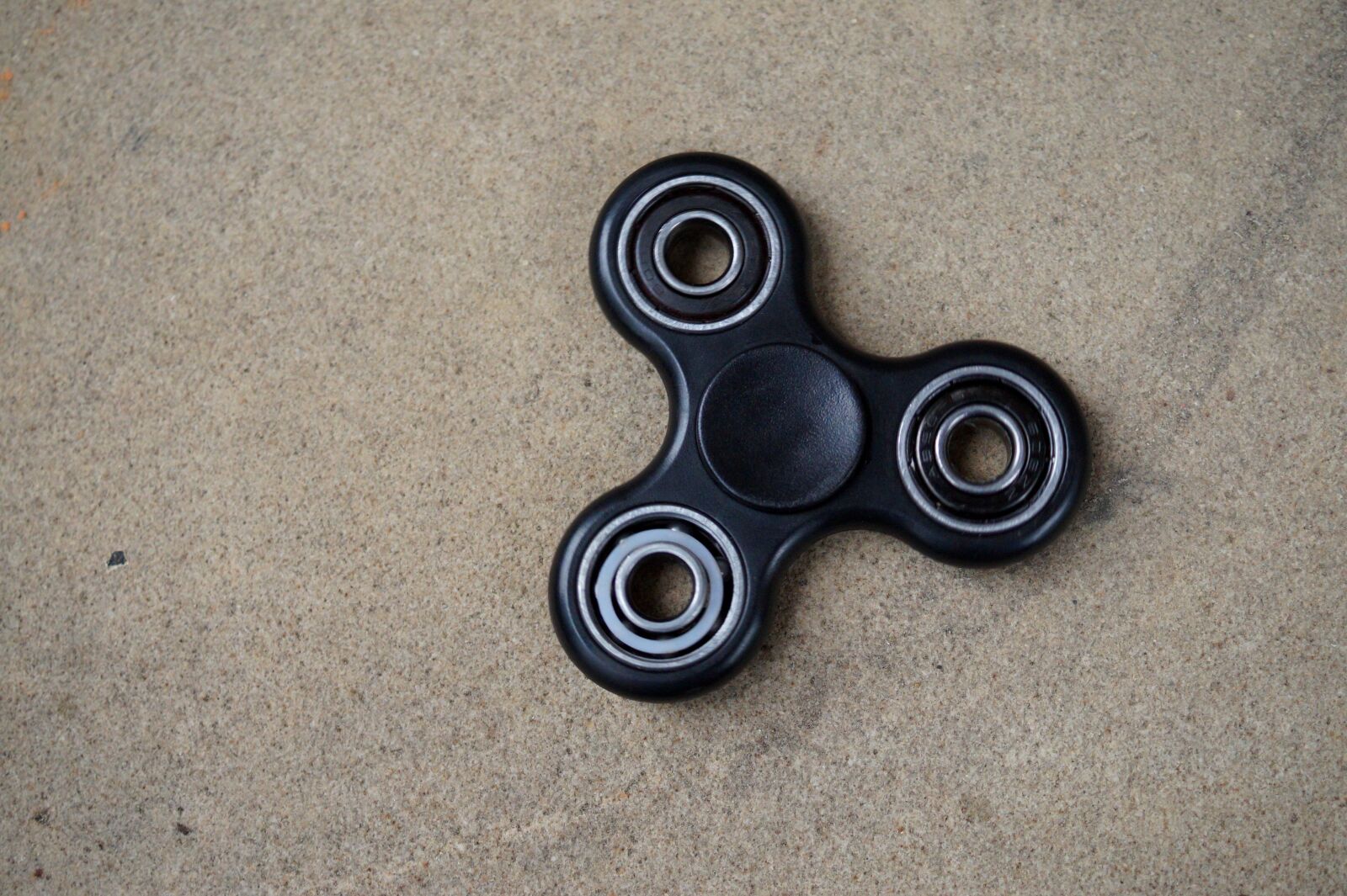 Sony SLT-A58 + Sony DT 30mm F2.8 Macro SAM sample photo. Fidget spinner, toys, trend photography