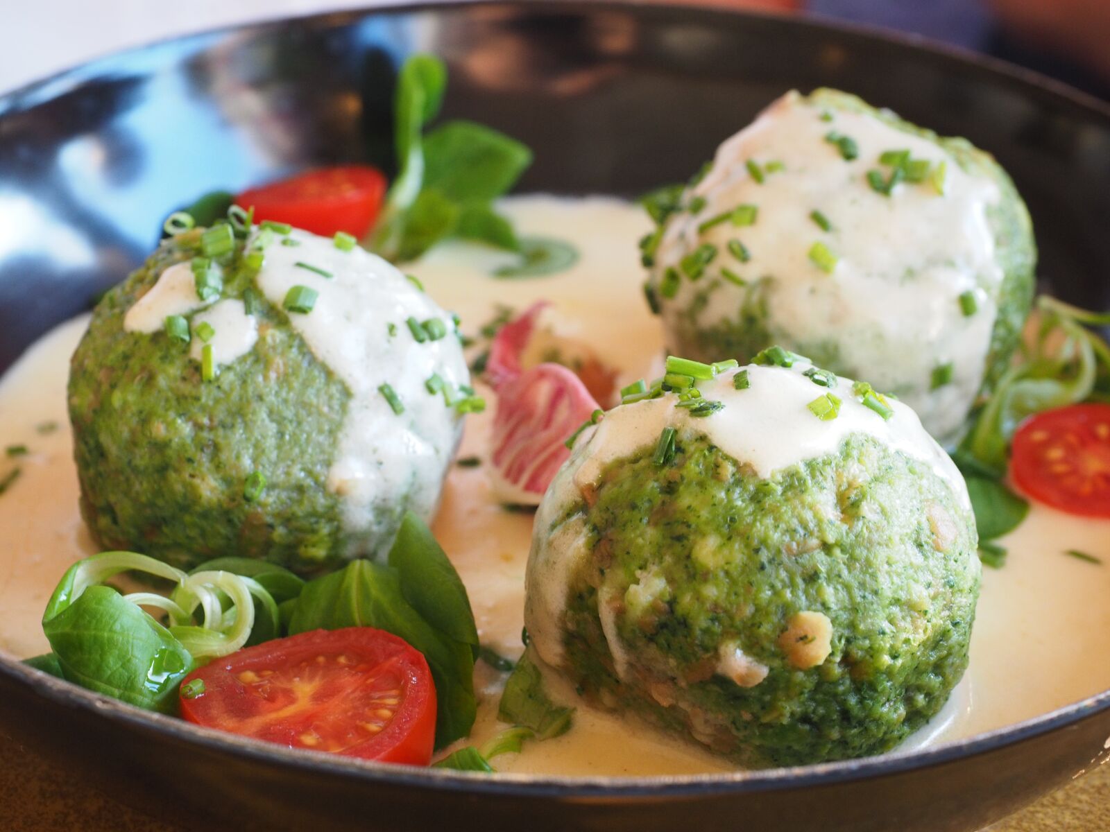 Olympus OM-D E-M1 + Olympus M.Zuiko Digital ED 12-40mm F2.8 Pro sample photo. Spinach dumplings, dumpling, bread photography