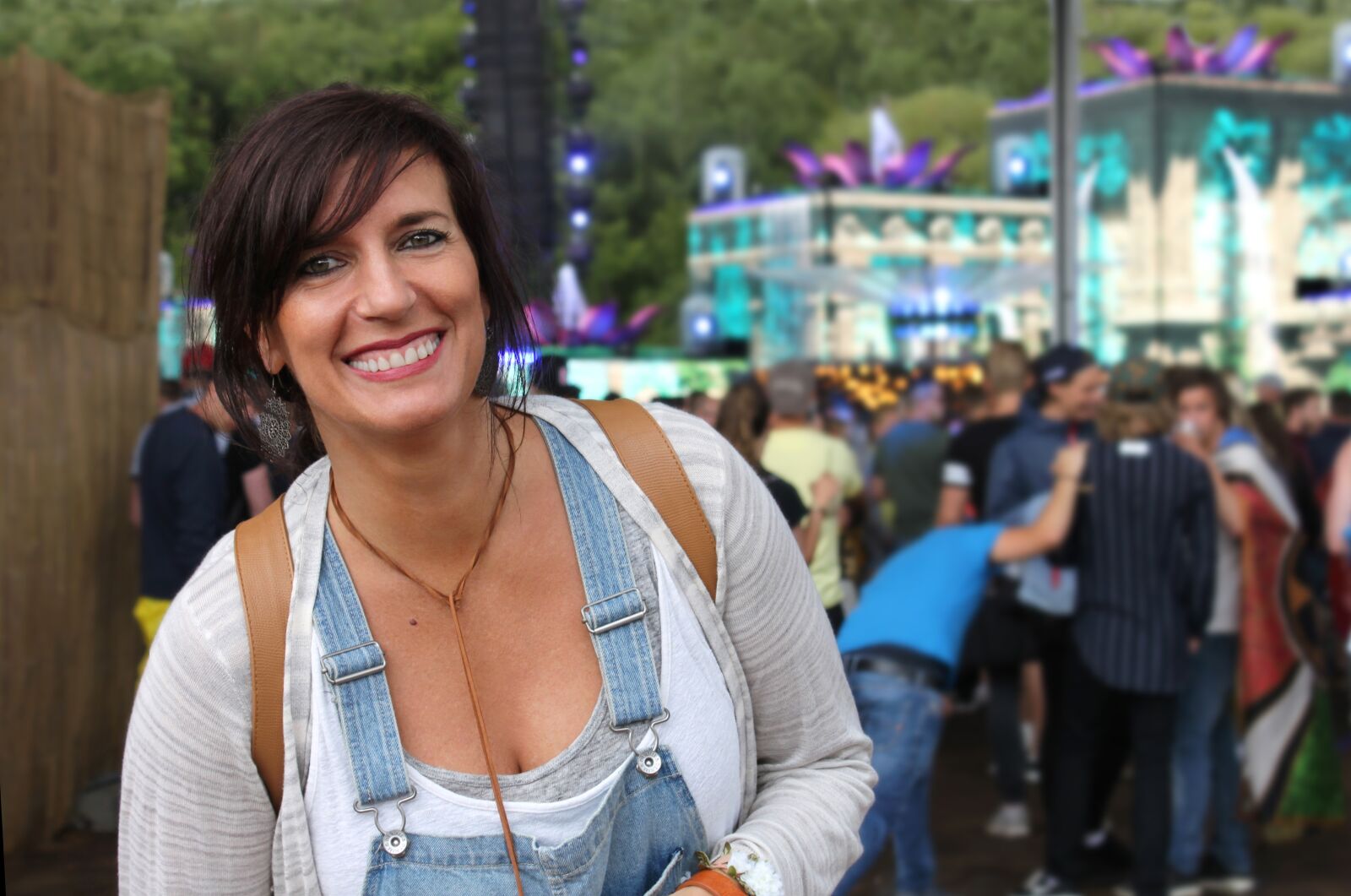 Canon EOS 500D (EOS Rebel T1i / EOS Kiss X3) sample photo. Woman, festival, smile photography
