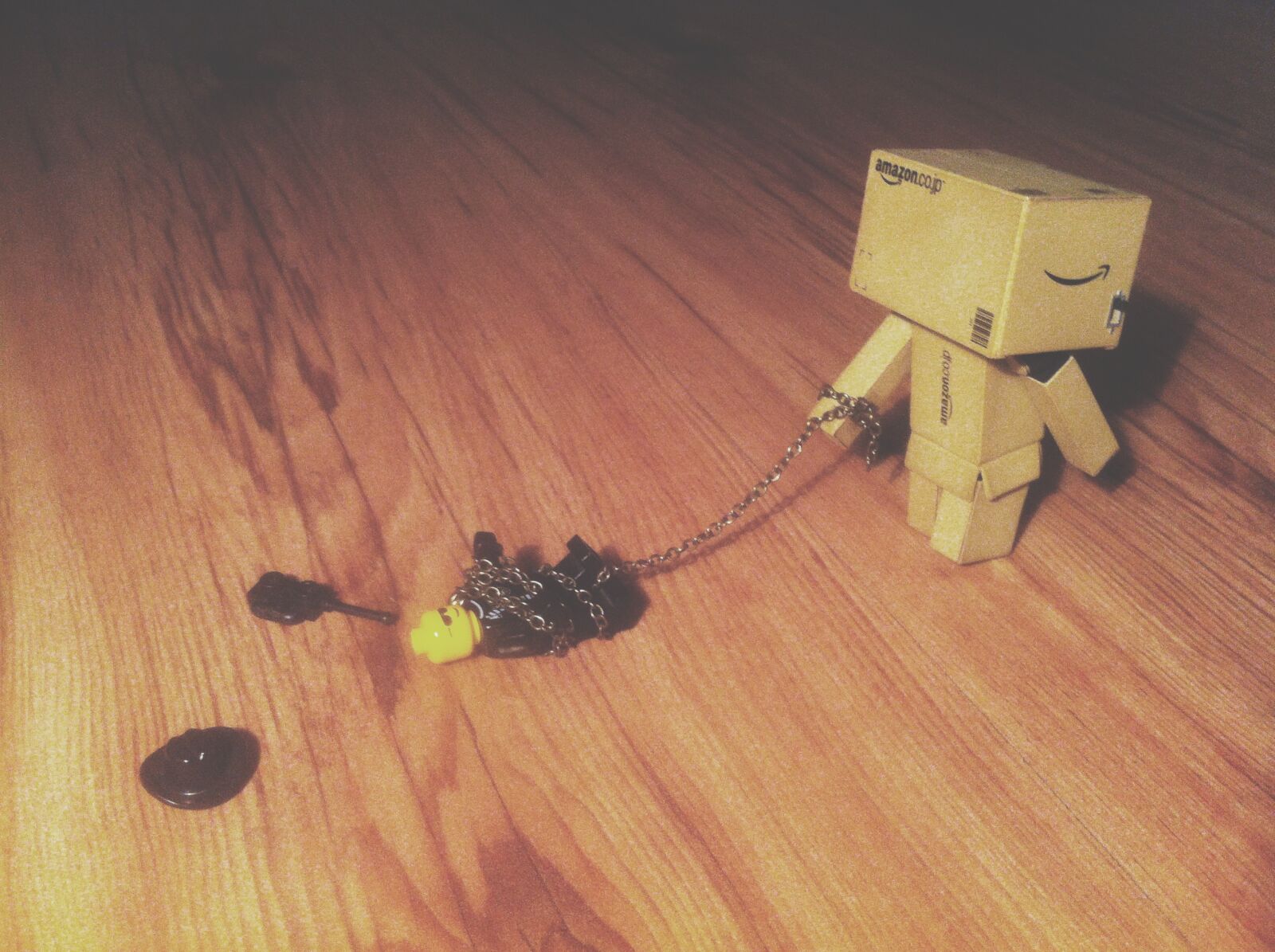 iPhone 4 back camera 3.85mm f/2.8 sample photo. Abduction, chain, danbo, danboard photography