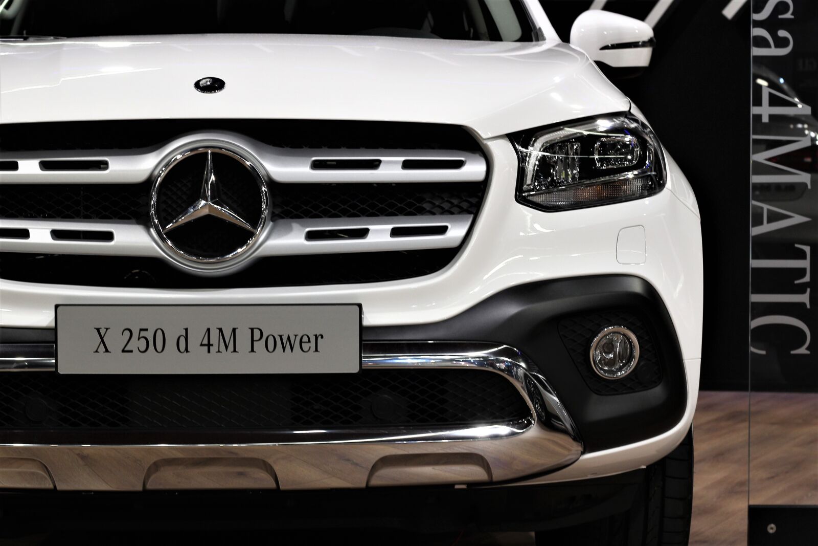 Canon EOS 600D (Rebel EOS T3i / EOS Kiss X5) + Canon EF 50mm F1.8 II sample photo. Car, mercedes benz x photography