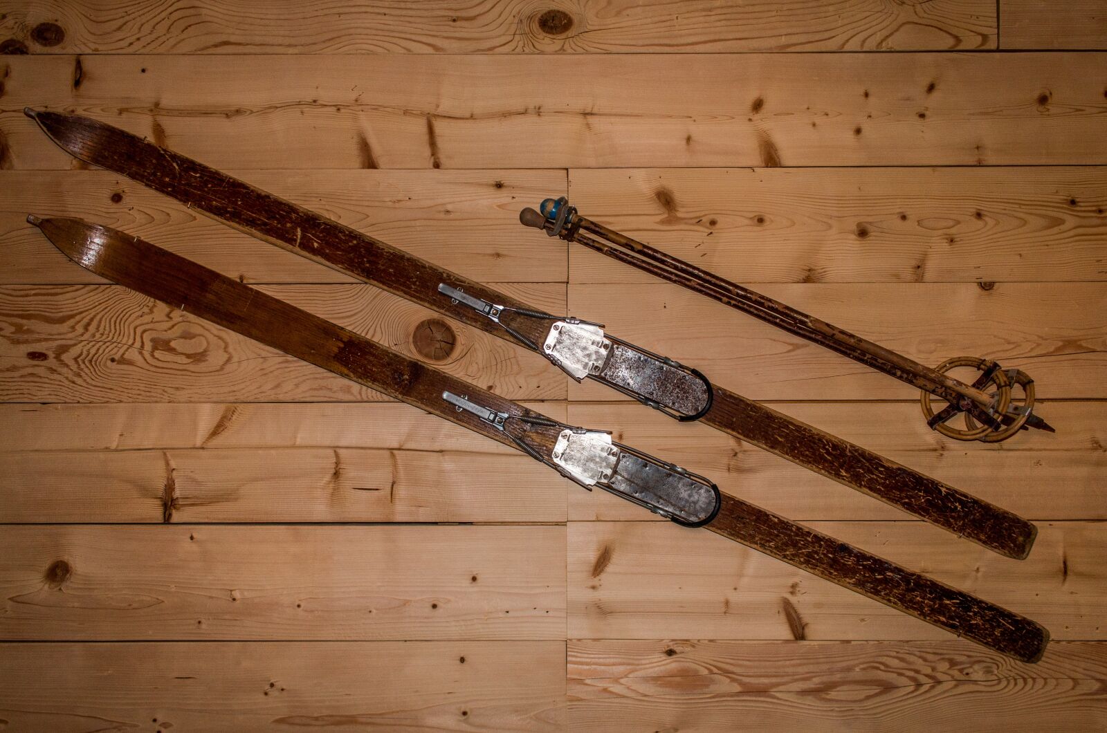 Canon EF-S 24mm F2.8 STM sample photo. Old, ski, retro photography