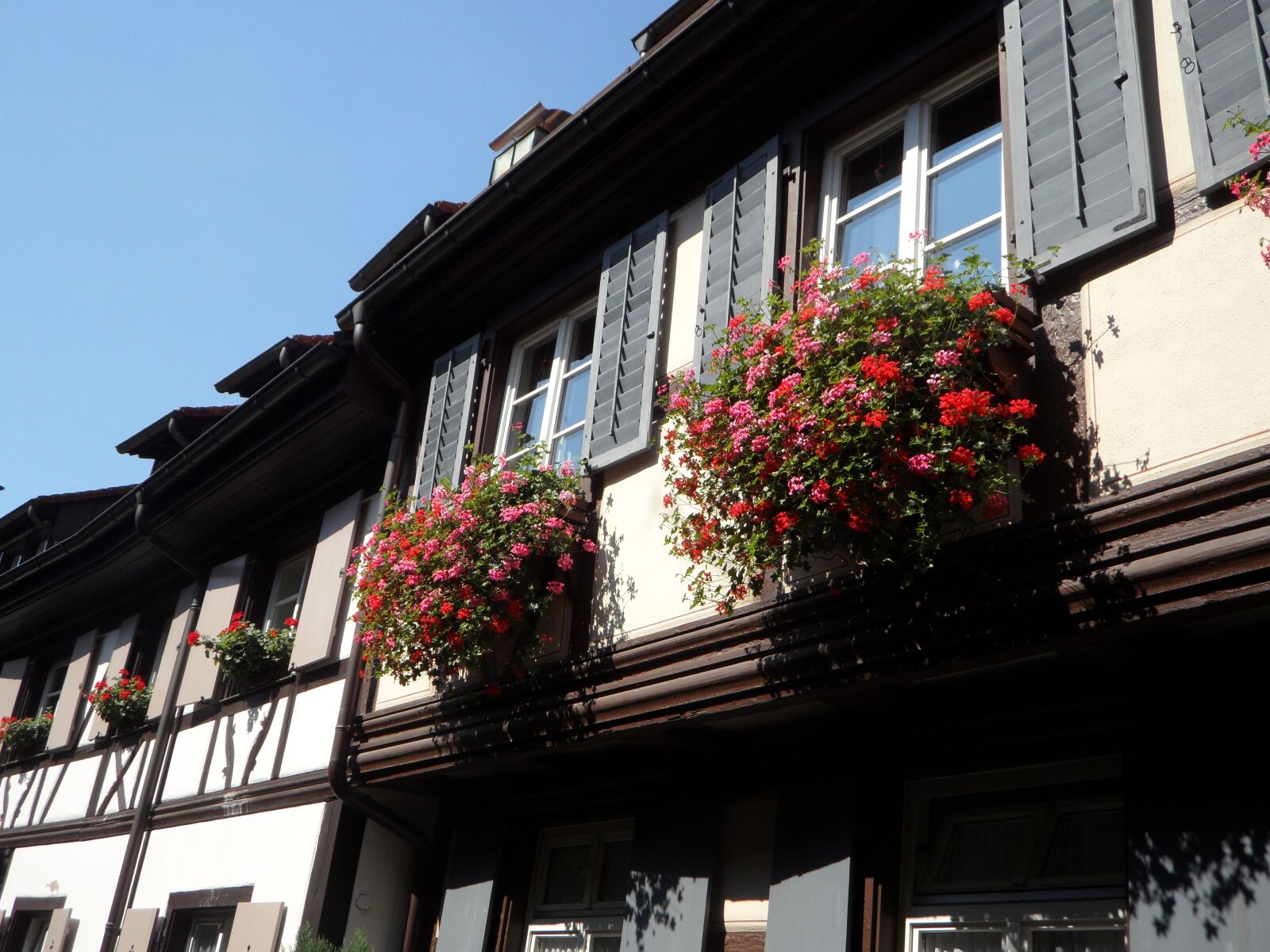Samsung VLUU WB210, SAMSUNG WB210 sample photo. Houses, facade, building photography