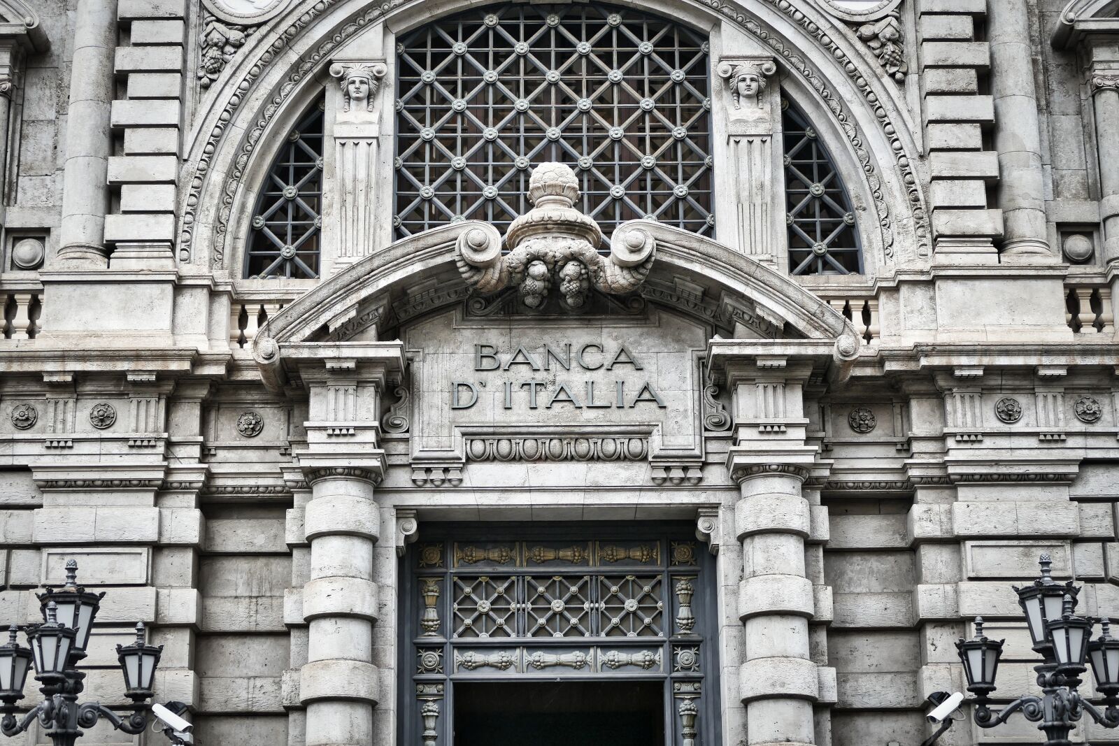Panasonic Lumix DMC-FZ1000 sample photo. Bank, central bank, finance photography