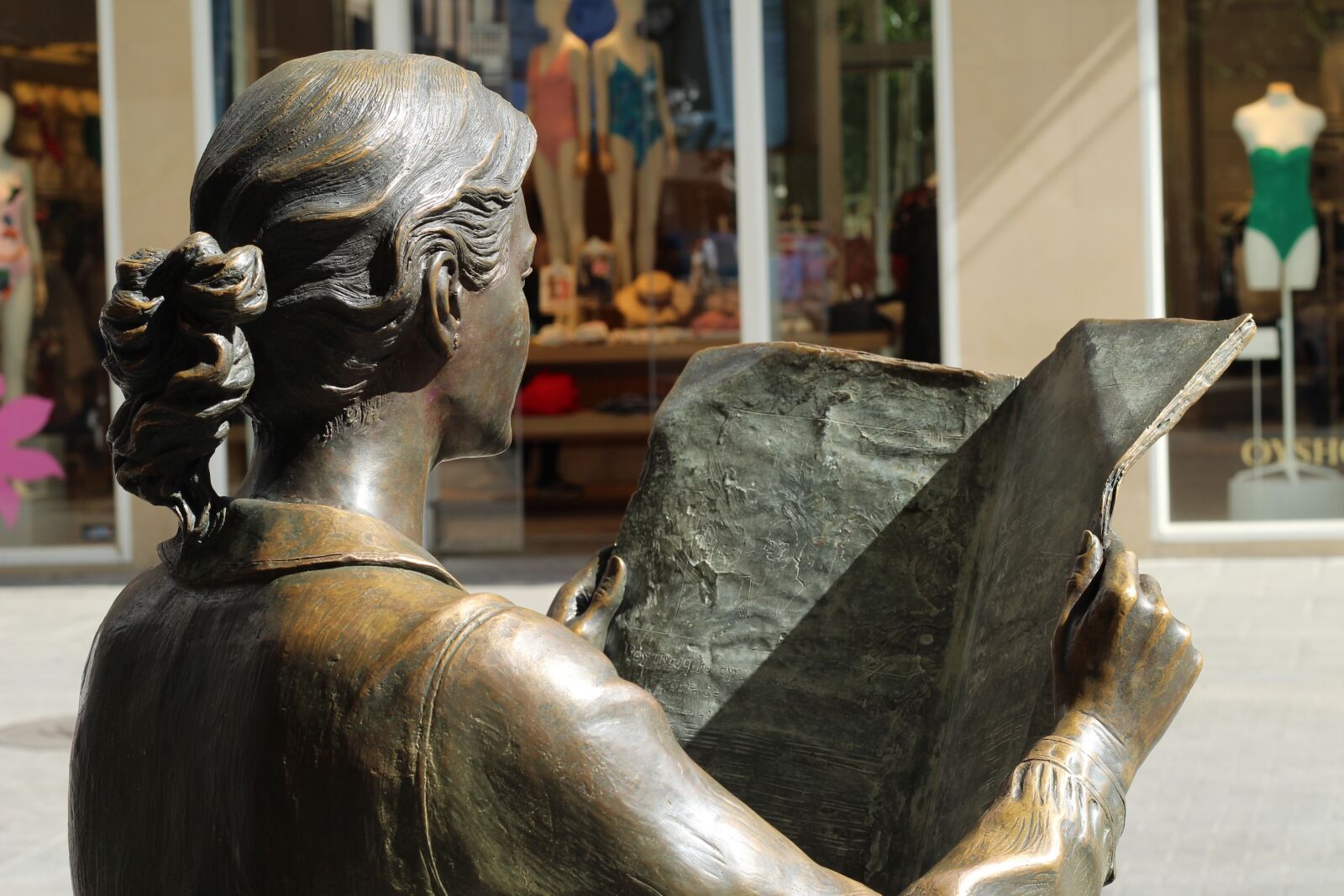 Canon EOS 1300D (EOS Rebel T6 / EOS Kiss X80) + Canon EF 50mm F1.8 STM sample photo. Reading, culture, statue photography