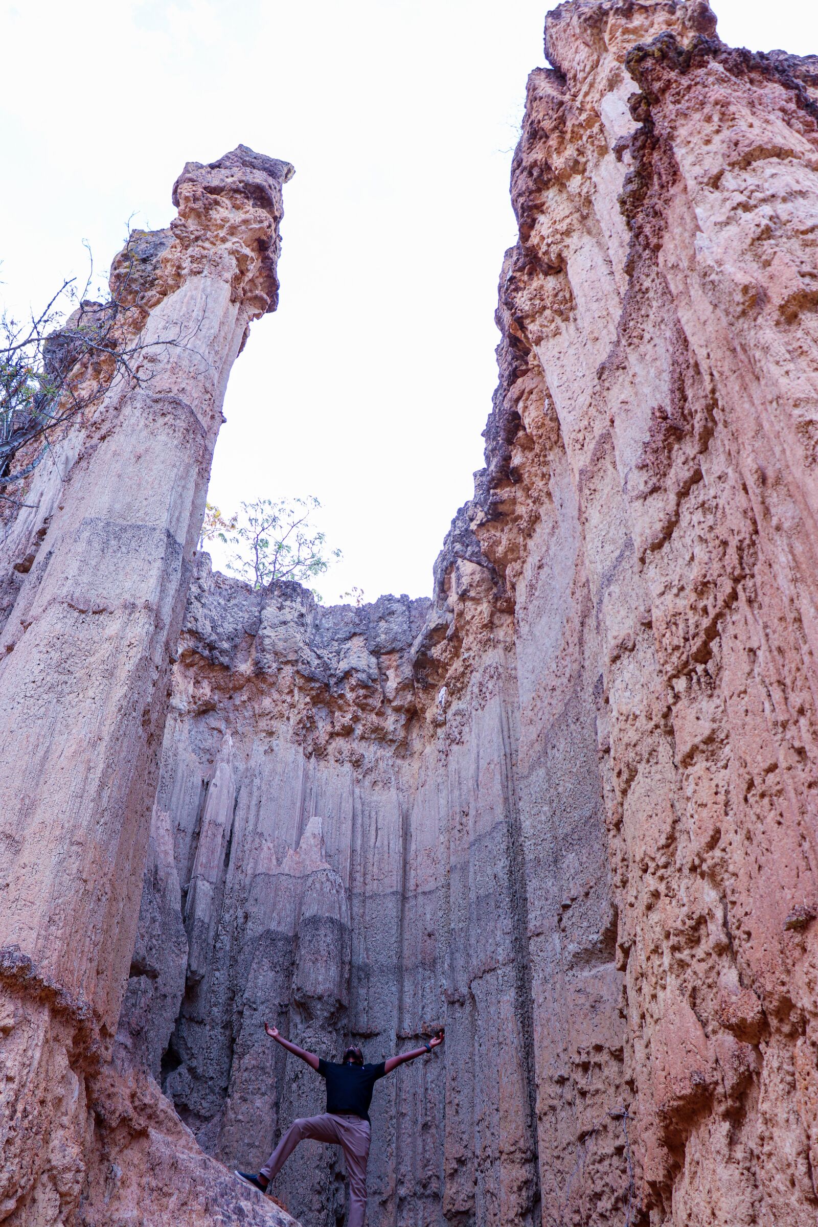 Canon EOS 200D (EOS Rebel SL2 / EOS Kiss X9) sample photo. Rock, stone, cave photography