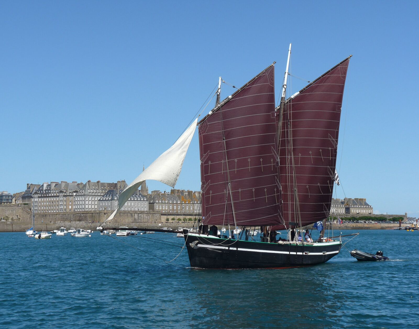 Panasonic Lumix DMC-FZ28 sample photo. Brittany, saint malo, ramparts photography