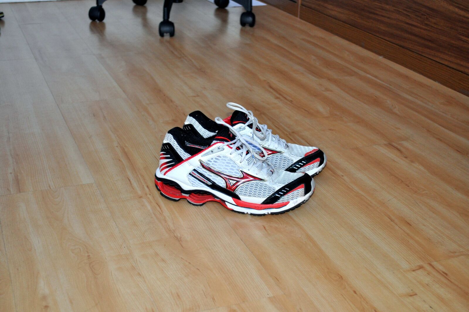 Nikon D5000 sample photo. Running shoes, floor photography