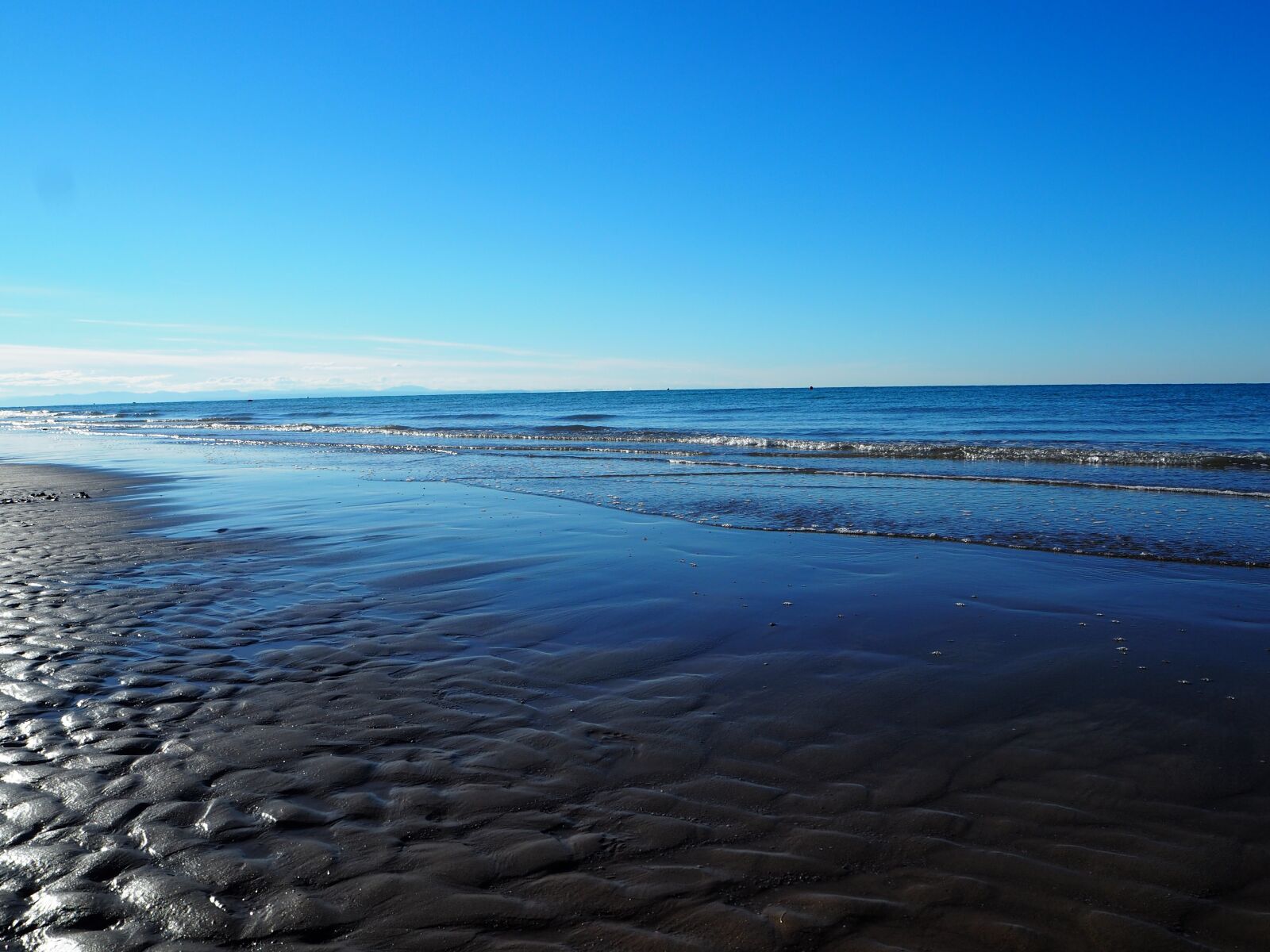 Olympus OM-D E-M10 sample photo. Ebb, sea, beach photography