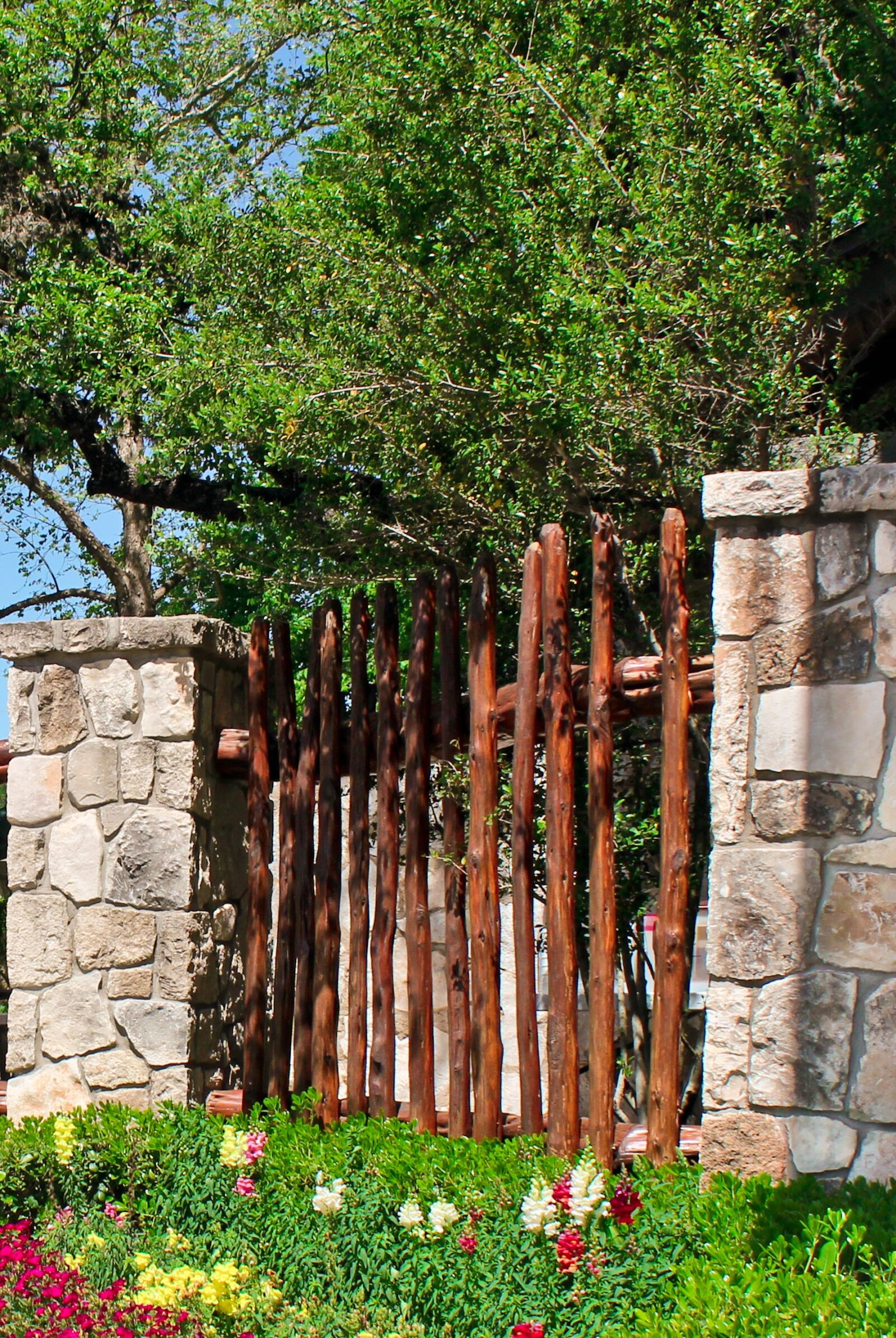 Canon EOS 600D (Rebel EOS T3i / EOS Kiss X5) sample photo. Garden, gate, texas photography